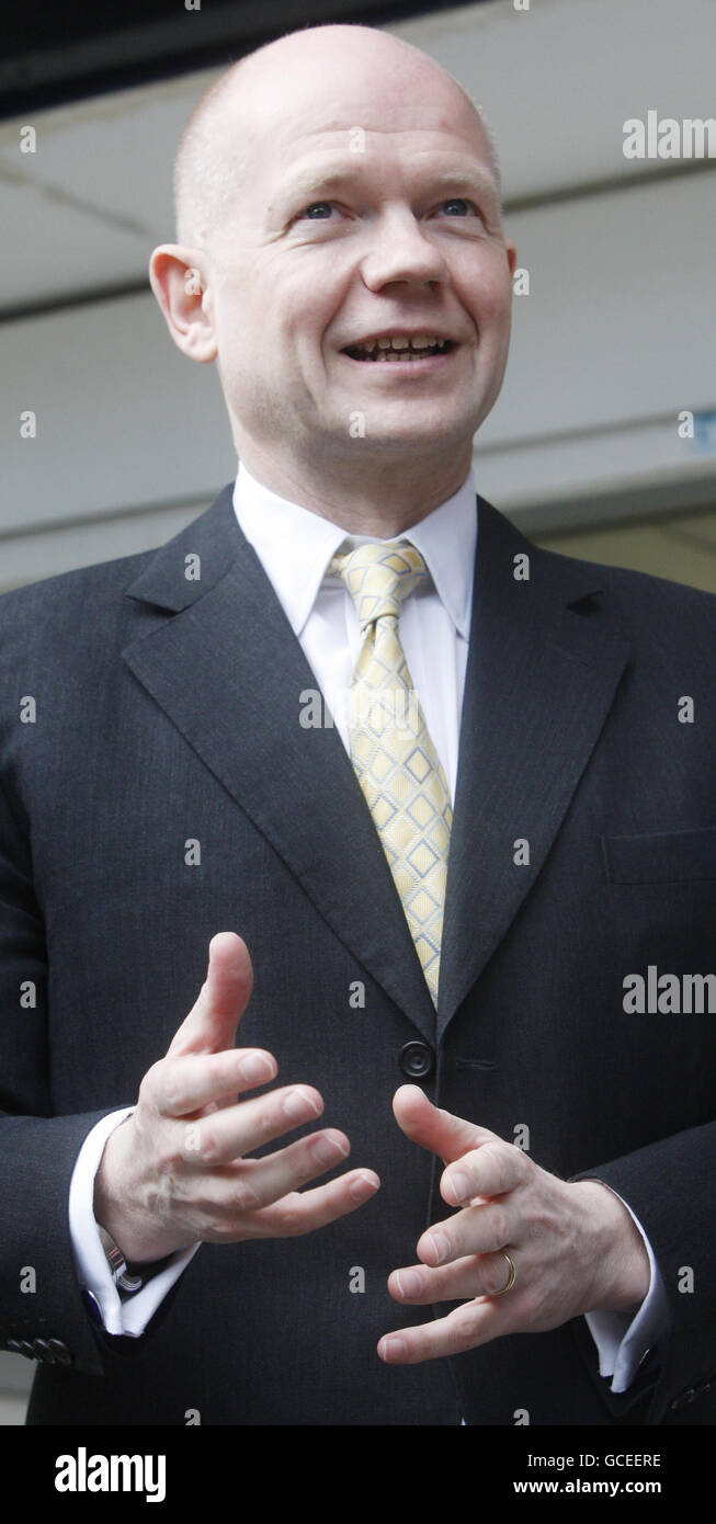 8th Campaña Electoral General Abr 2010. William Hague hace campaña en Morningside, Edimburgo. Foto de stock