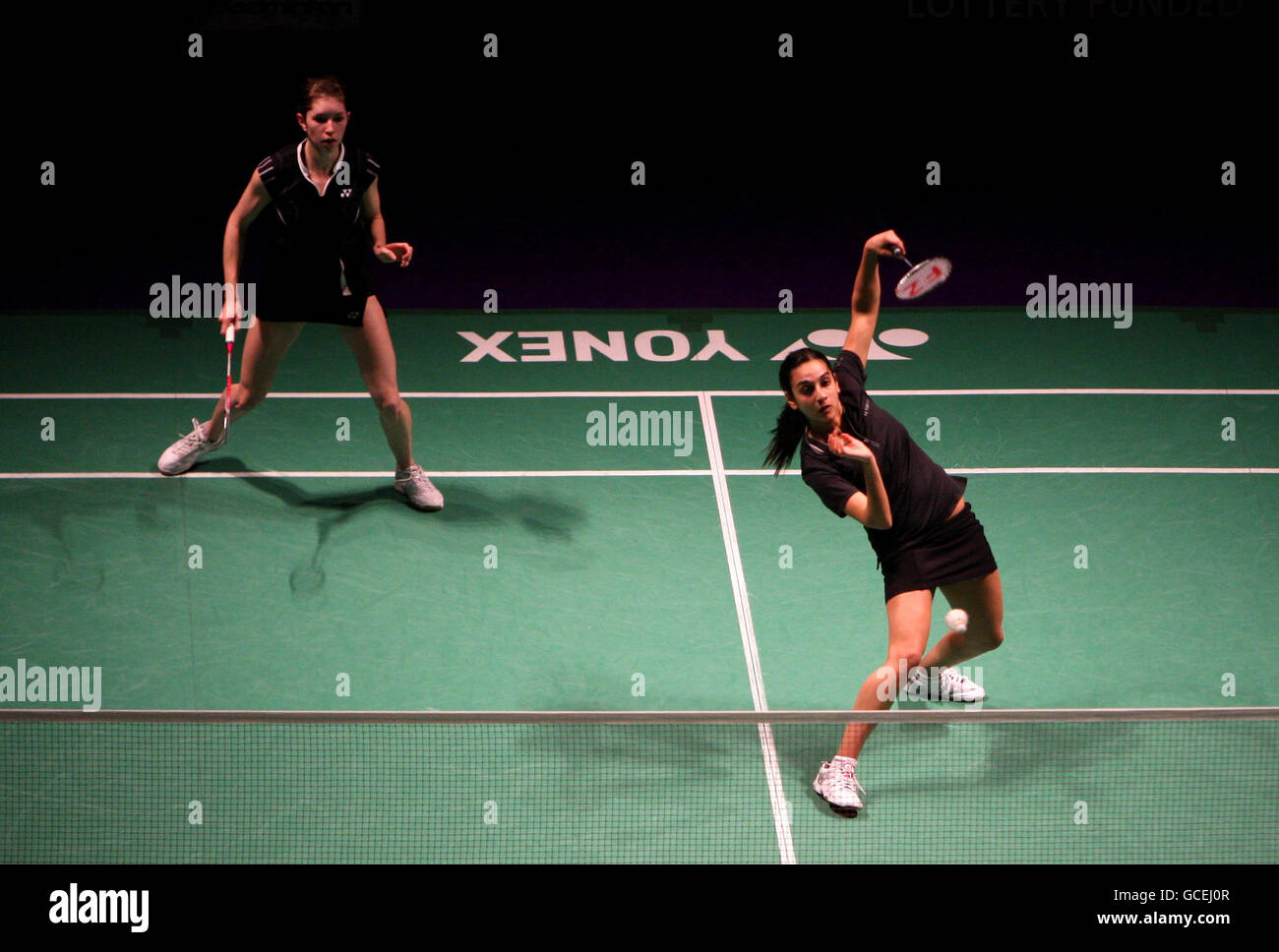 Mariana Agathangelou (derecha) y Heather Olver de Gran Bretaña durante su partido de dobles durante el Campeonato Europeo de Badminton de Yonex en EL men Arena, Manchester. Foto de stock