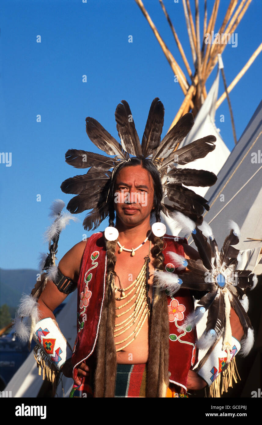 Un Hombre Vestido Con Un Disfraz Indio Con Plumas En La Cabeza, Cerca Foto  de archivo editorial - Imagen de indios, cierre: 162071683