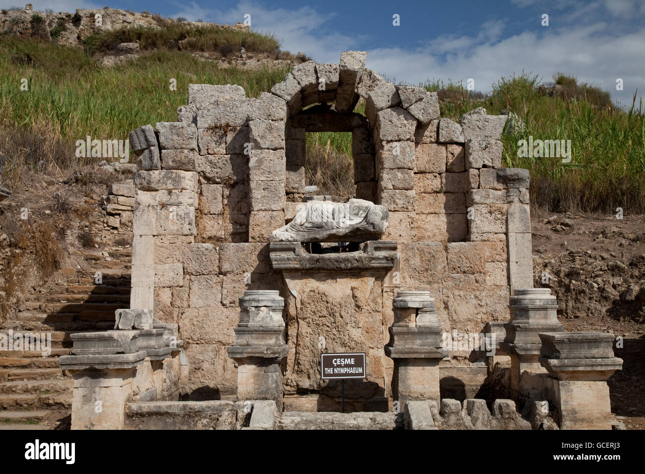 Ninfeo, lugar de culto de las ninfas, sitio arqueológico antiguo de Perge, Antalya, la Riviera turca, Turquía, Asia Foto de stock