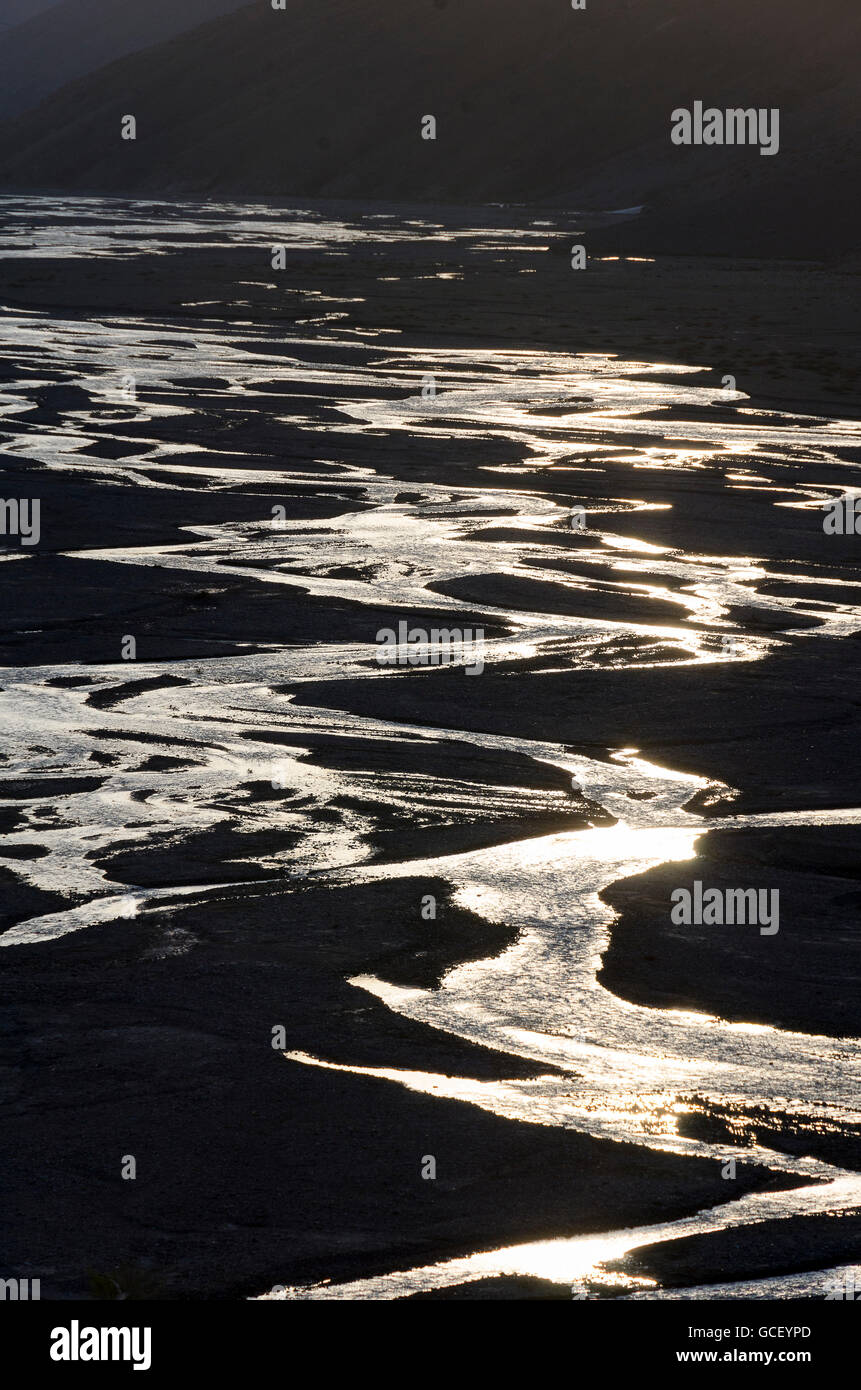 Lecho del río trenzado al amanecer, Rangdum, Suru Valle, Ladakh, Jammu y Cachemira, la India Foto de stock