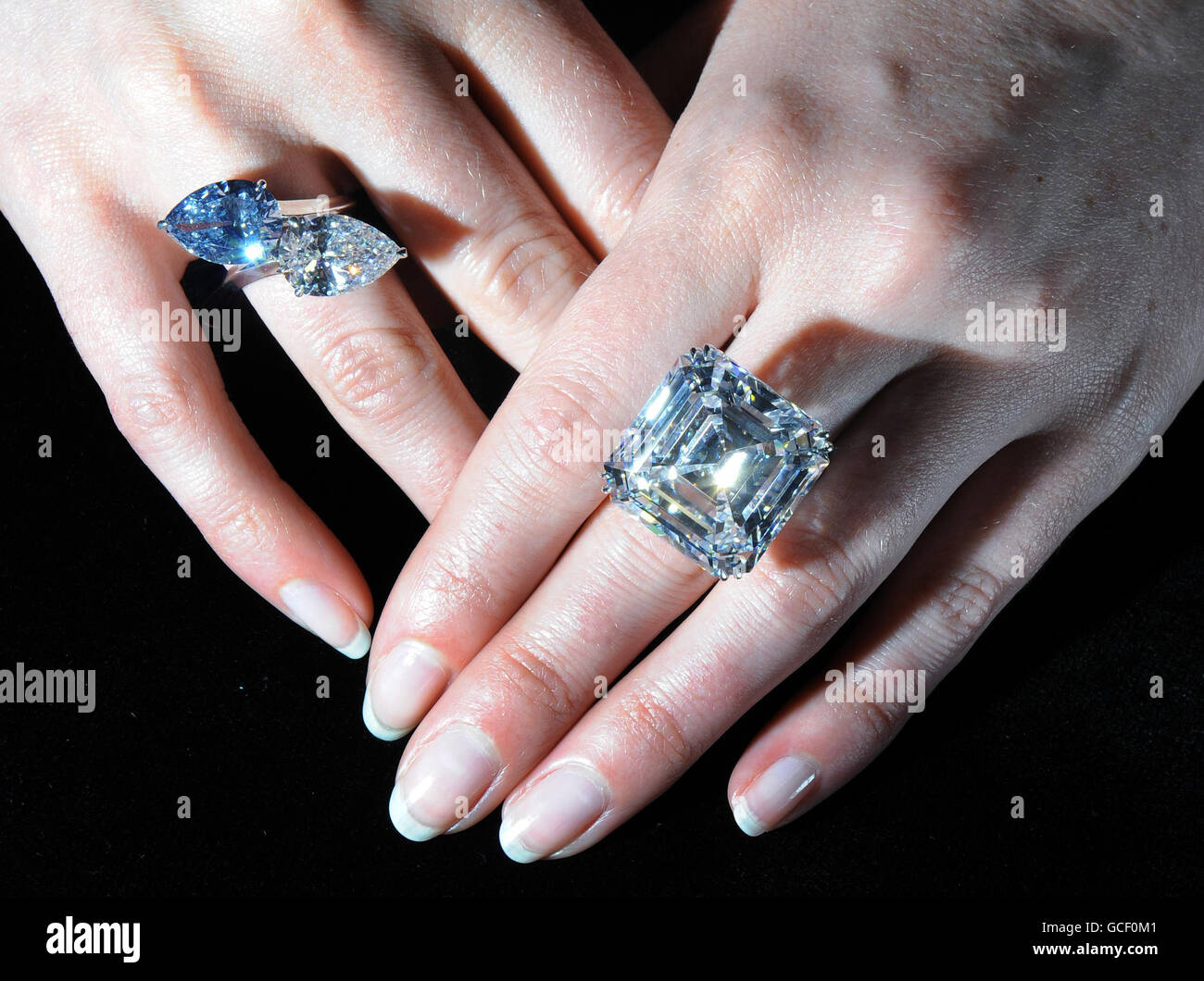 Dos anillos en exhibición como parte de la Exposición de Londres de la  magnífica y noble venta de joyas de Sotheby, que se celebrará en Ginebra el  11 de mayo. UN raro