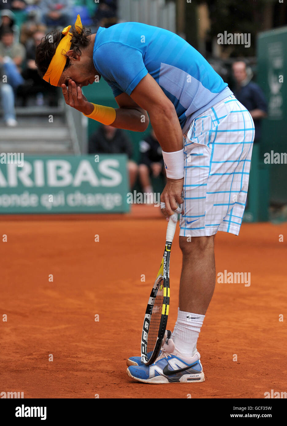 Tenis - ATP World Tour Masters - Día Cinco - Monte-Carlo - Mens Singles -  Juan Carlos Ferrero contra Rafael Nadal. Rafael Nadal, español, limpia la  arcilla de sus ojos Fotografía de stock - Alamy