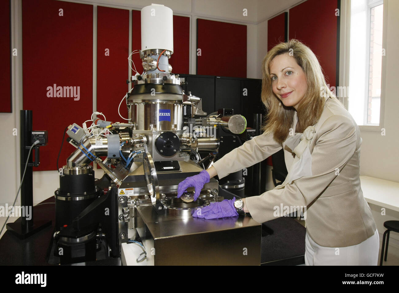 La investigadora Despina Bazou carga una muestra en un microscopio de ión  helio (uno de los diez únicos en el mundo), como la instalación de  investigación en nanociencia más avanzada de Irlanda,