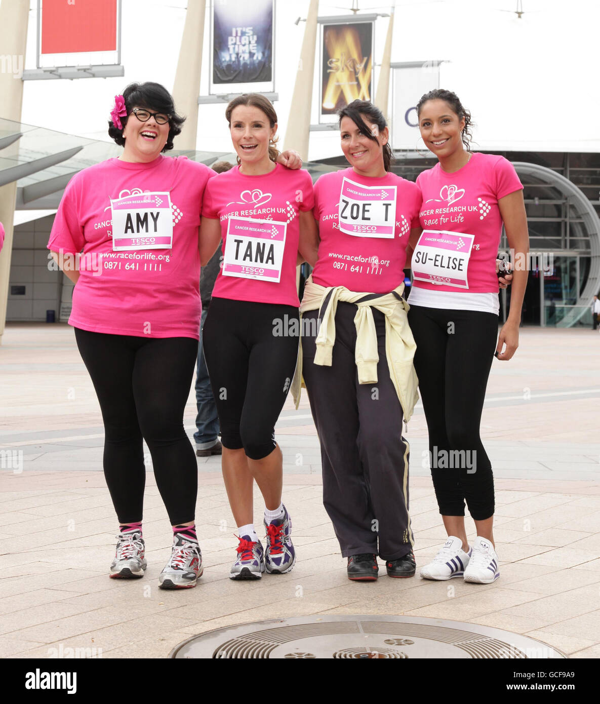 Algunas de las celebridades, incluyendo (de izquierda a derecha) Amy Lame, Tana Ramsey, Zoe Tyler y su-Elise Nash, antes de tomar parte en la carrera para la vida de Cancer Research UK, en el O2 Arena en Greenwich, Londres. Foto de stock