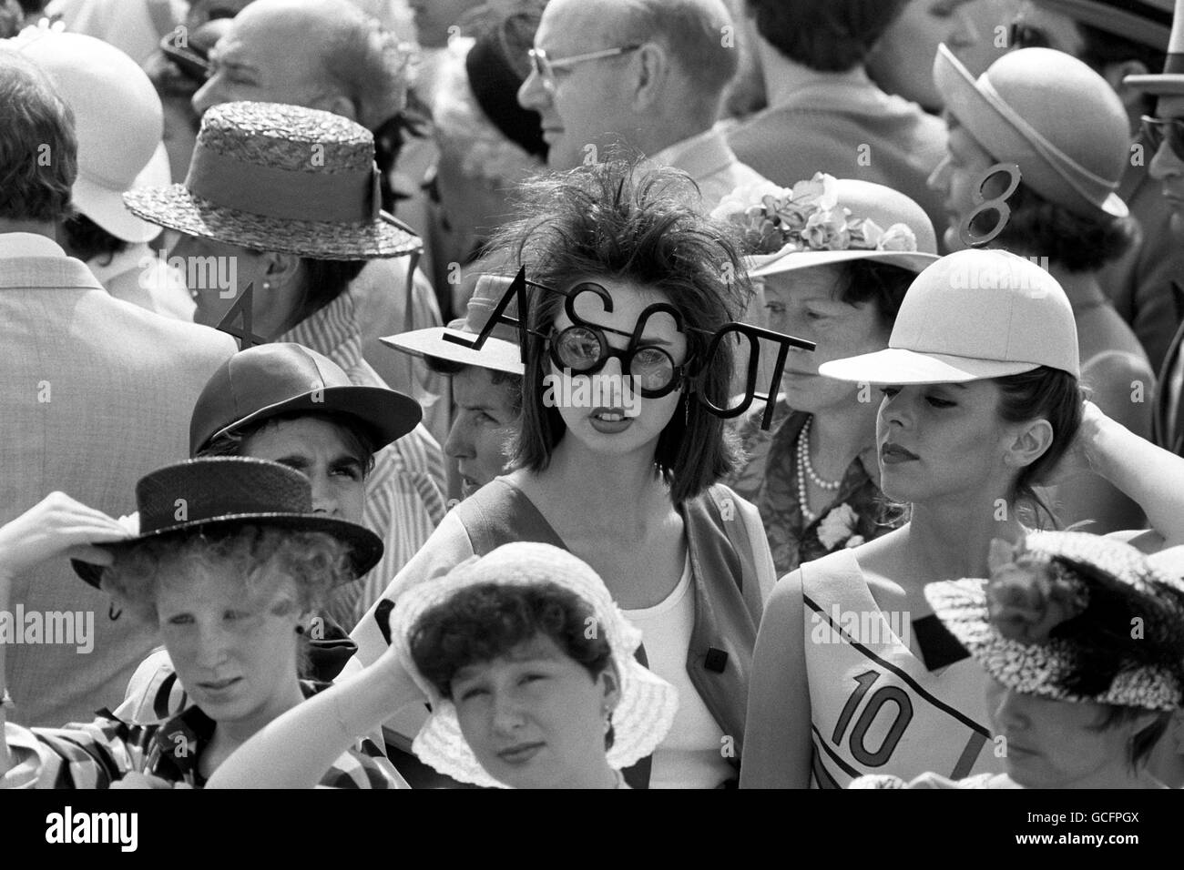 Carreras de caballos - Royal Ascot 1984. Una joven dama en la reunión de carreras Royal Ascot en Berkshire, donde tuvo un par enorme de espectáculos Ascot. Foto de stock