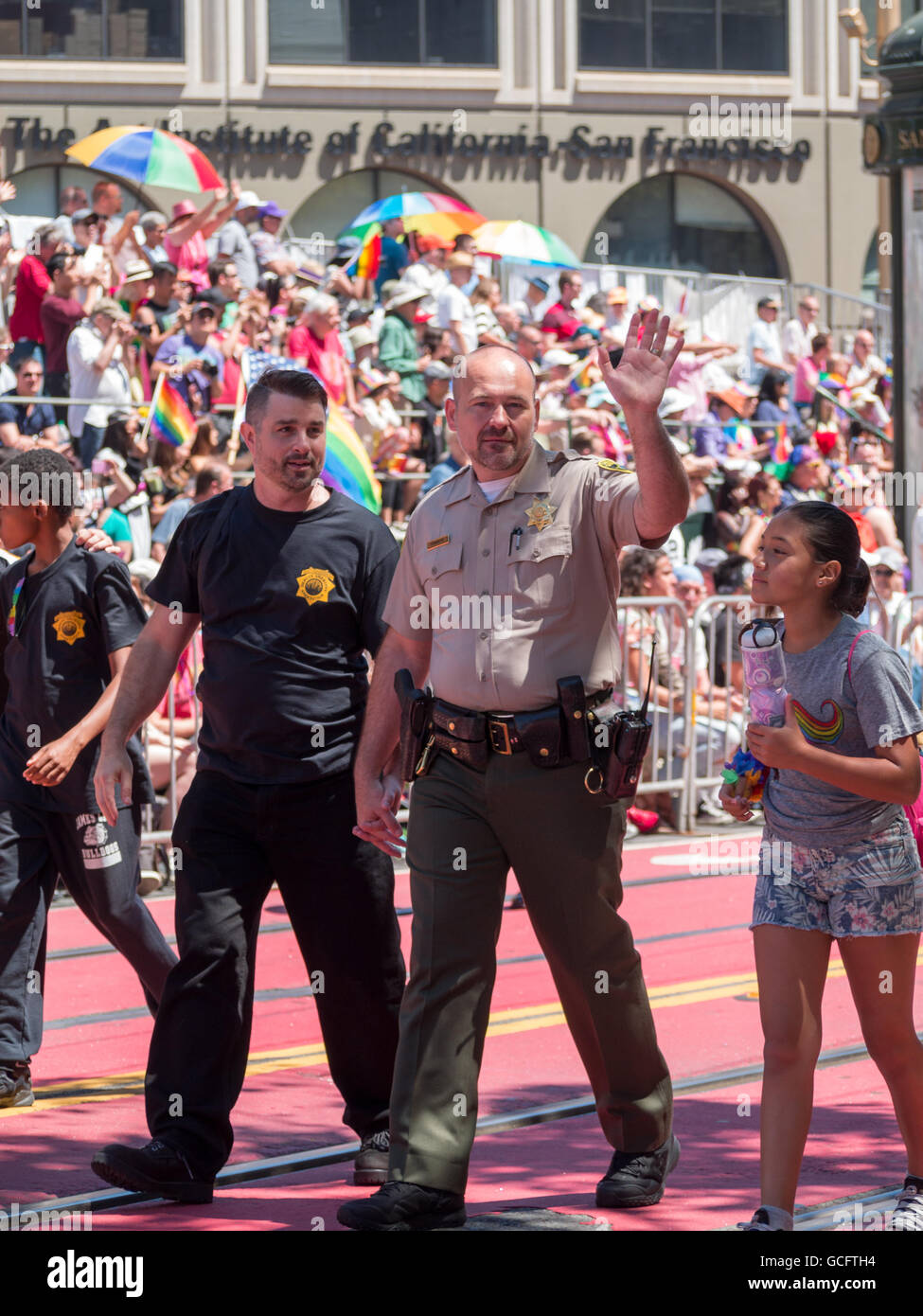 La policía gay hombre pareja en San Francisco Pride Parade 2016 Foto de stock