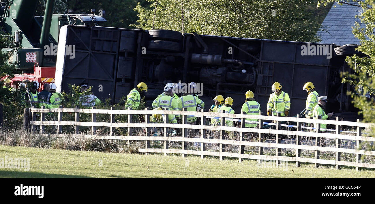 Trabajadores de emergencia en la escena en el A66 cerca de Keswick en Cumbria, donde tres personas murieron y cuatro lucharon por sus vidas después de un accidente con un entrenador escolar. Foto de stock