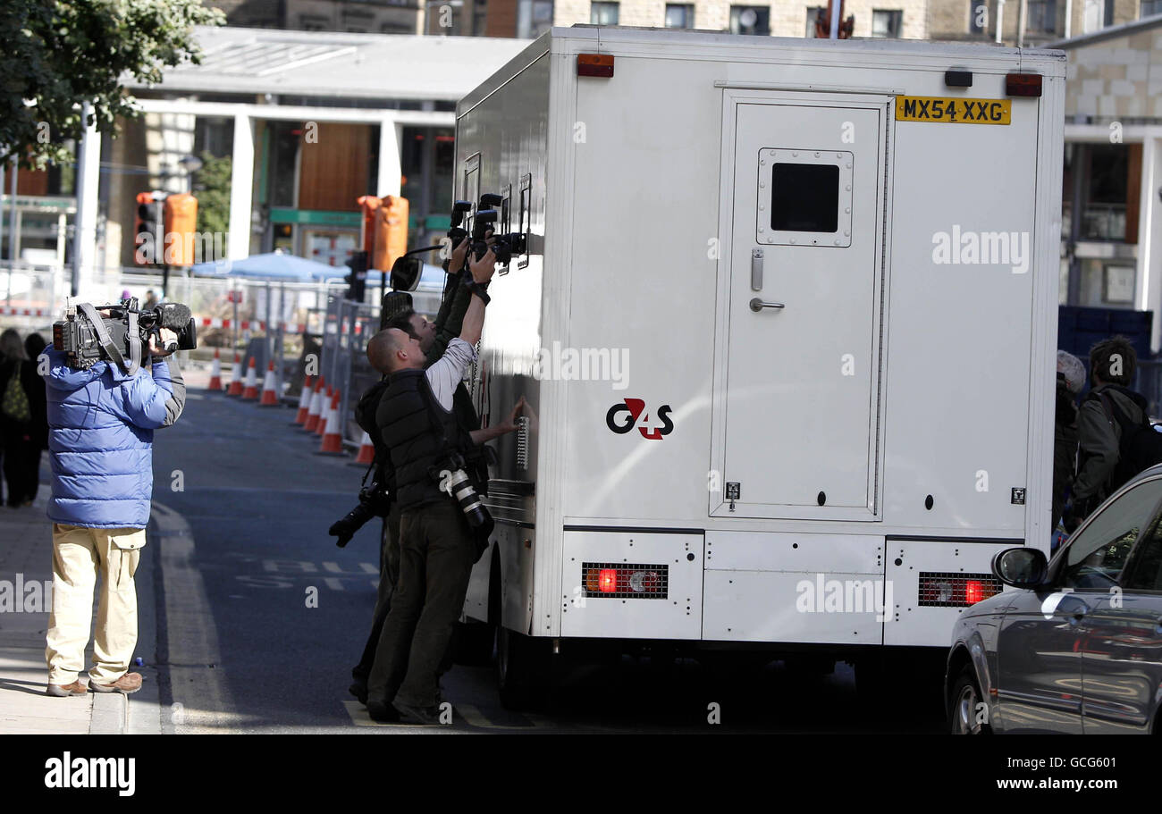 Intento de los medios de comunicación de fotografiar una furgoneta de  seguridad que llevaba a Stephen Griffiths, de 40 años, lejos del Tribunal  de Magistrados de Bradford, donde compareció acusado de asesinar