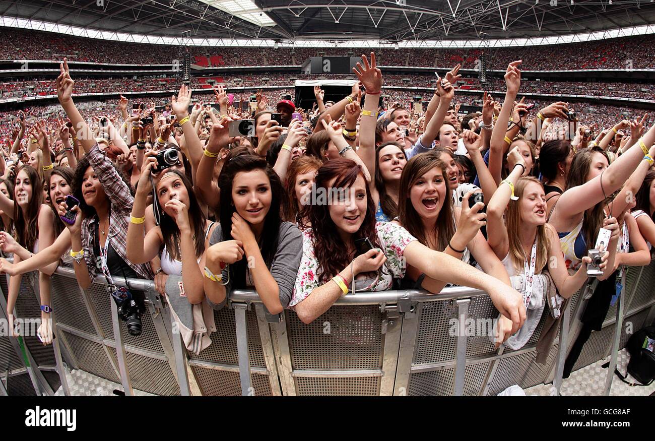 Capital Radio - Londres. Ke$ha en el escenario durante la Capital FM Summertime Ball en el estadio de Wembley Fotografía de stock - Alamy