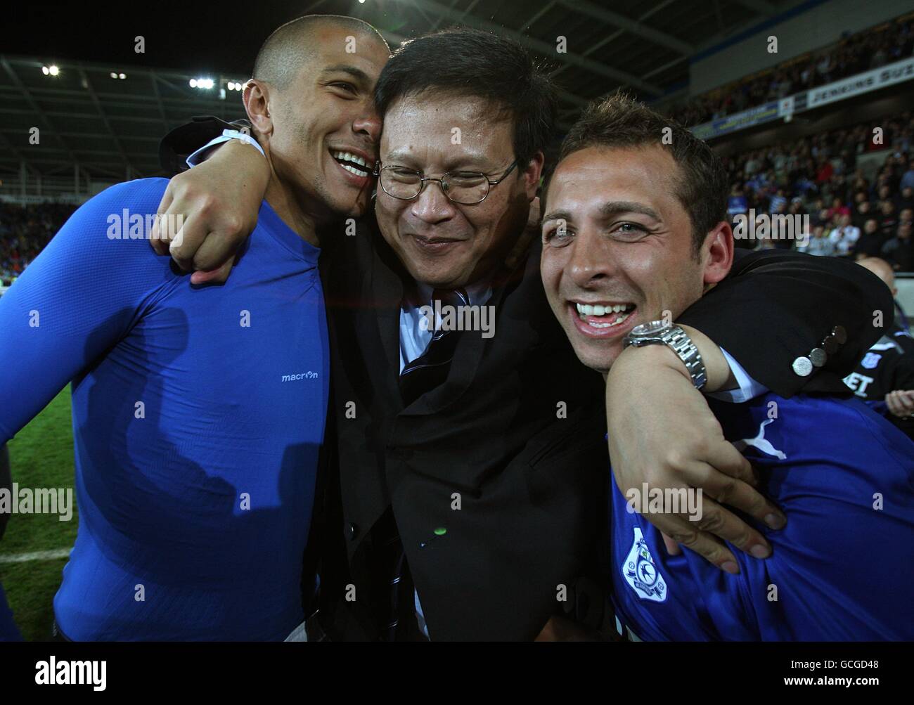 El director malayo de Cardiff City dato' Chan Tien Ghee (centro) celebra con los jugadores Jay Bothryd (izquierda) y Michael Chopra (derecha) después del silbato final. Foto de stock