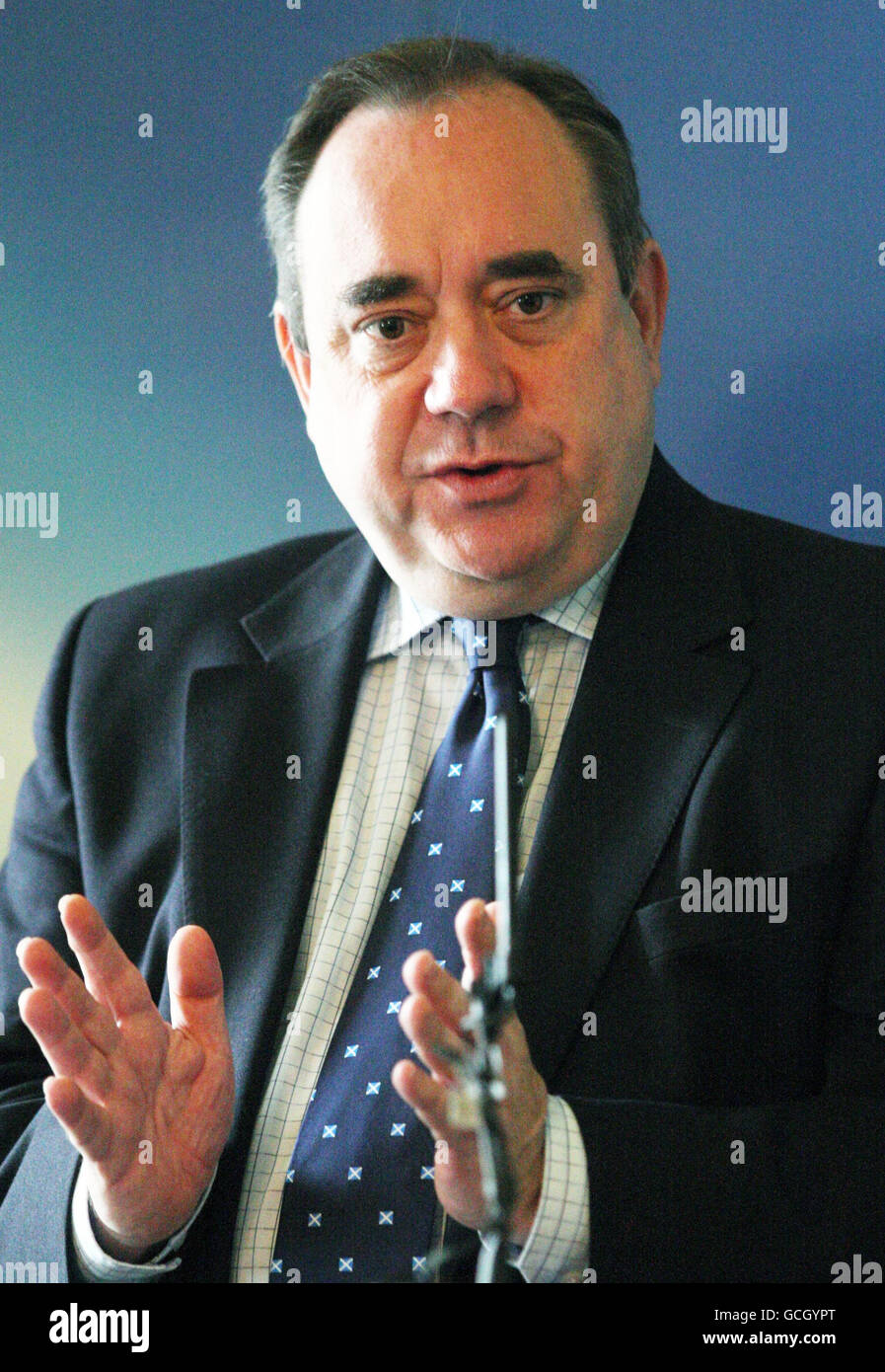 El primer ministro escocés Alex Salmond llega a una conferencia de prensa para lanzar una evaluación del Año de Homecoración de Escocia en la Casa de Bute de Edimburgo. Foto de stock