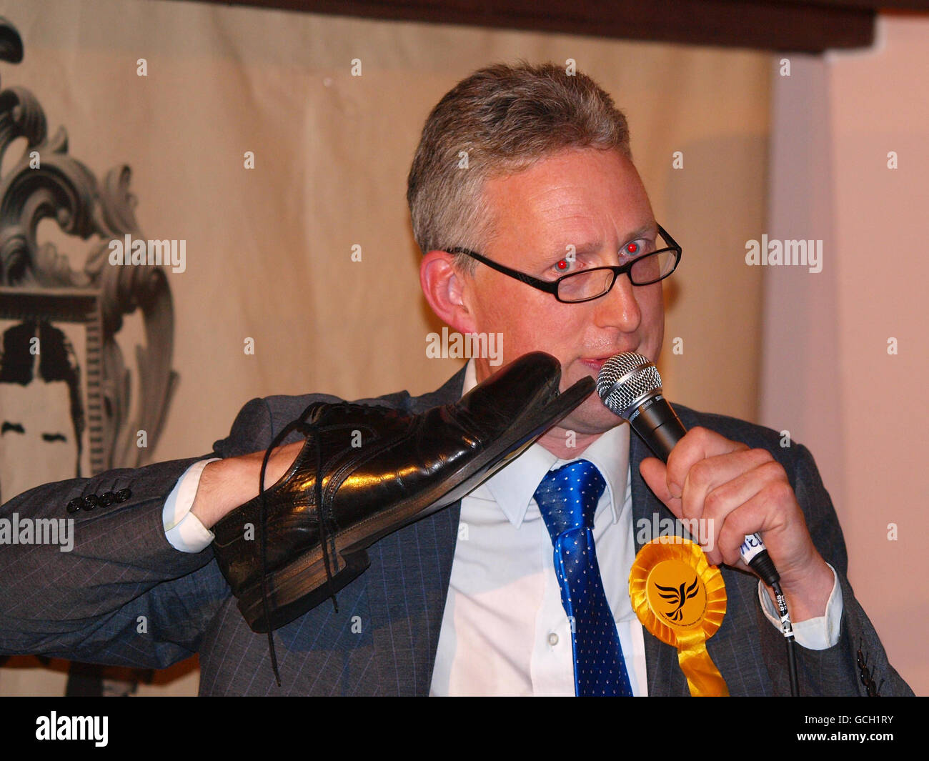 El ex diputado demócrata liberal Lembit Opik, meks su debut como un cómic de pie en el Backstage Comedy Club, Londres, esta noche. Foto de stock