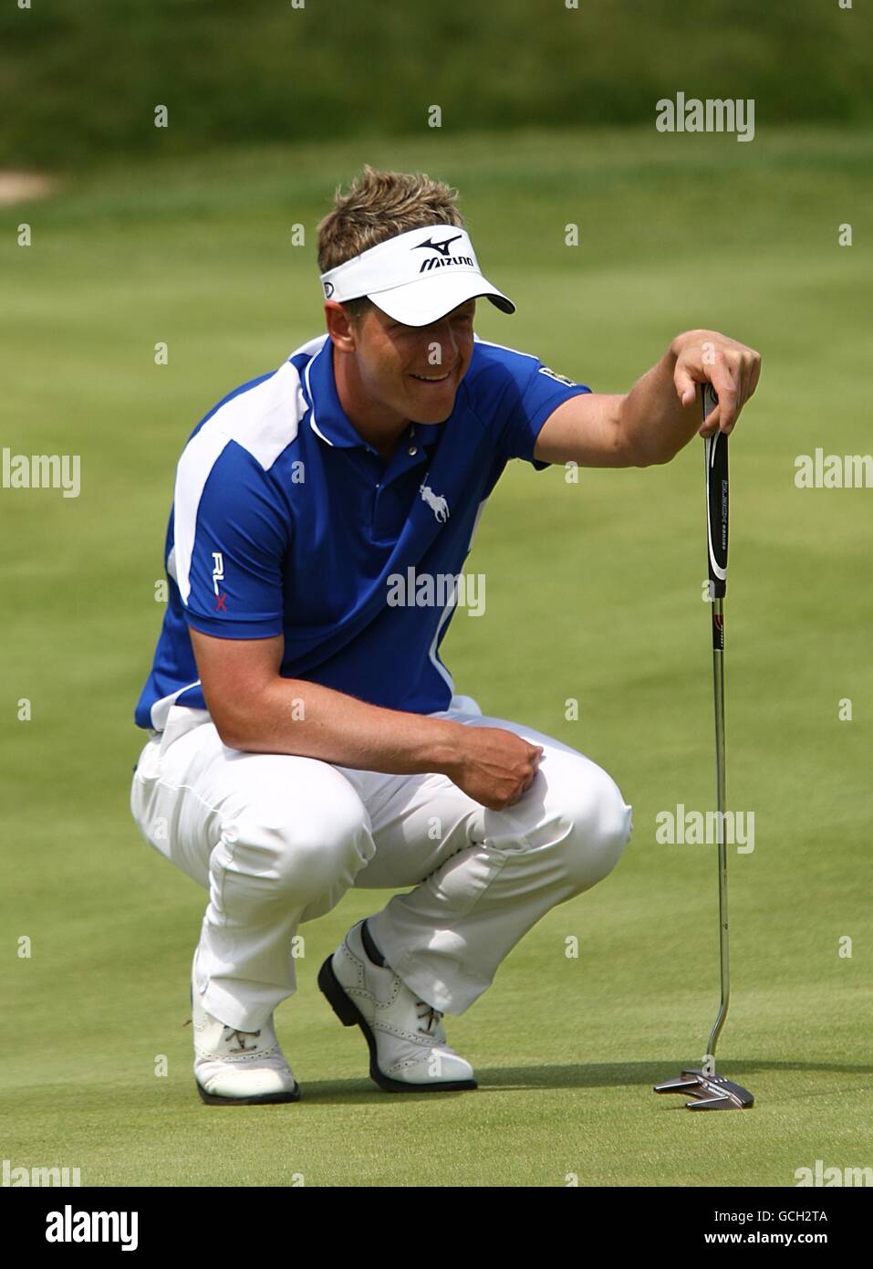 Luke Donald de Inglaterra en acción durante la Ronda uno del Celtic Manor Wales Open, en el Celtic Manor Resort Foto de stock