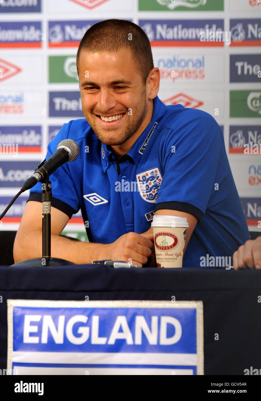 Fútbol - Copa Mundial de la FIFA Sudáfrica 2010 - Grupo C - Inglaterra contra EE.UU. - Conferencia de prensa de Inglaterra - Segundo día - Royal Bafokeng SpO.... Joe Cole, de Inglaterra, habla con los medios durante una conferencia de prensa en el complejo deportivo Royal Bafokeng, Rustenburg, Sudáfrica. Foto de stock