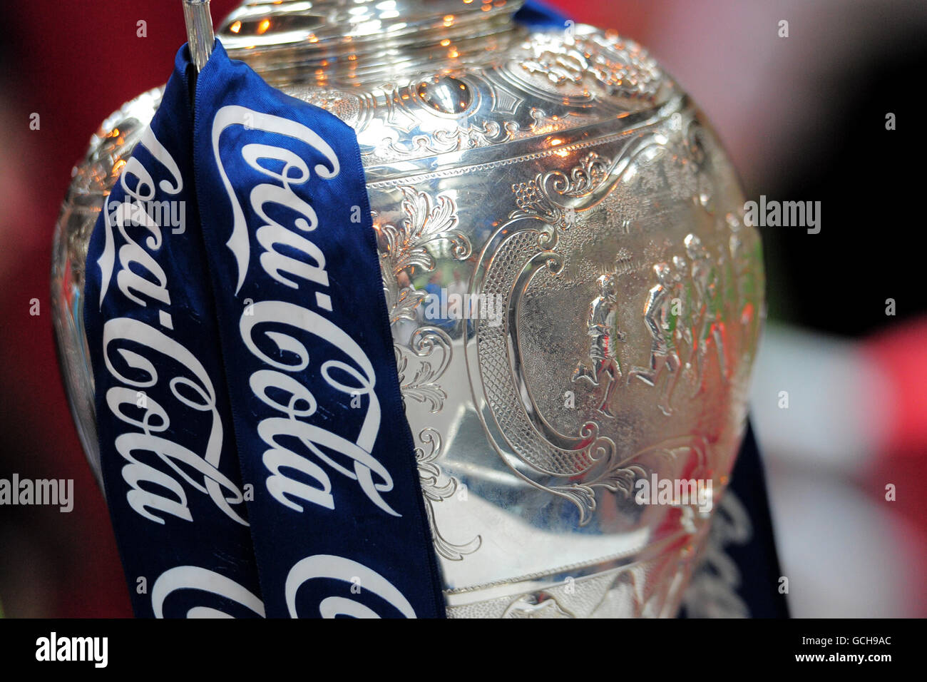 Vista general de cerca del trofeo de la liga de campeonato de Coca-Cola Durante las raíces del césped Fútbol en vivo Foto de stock
