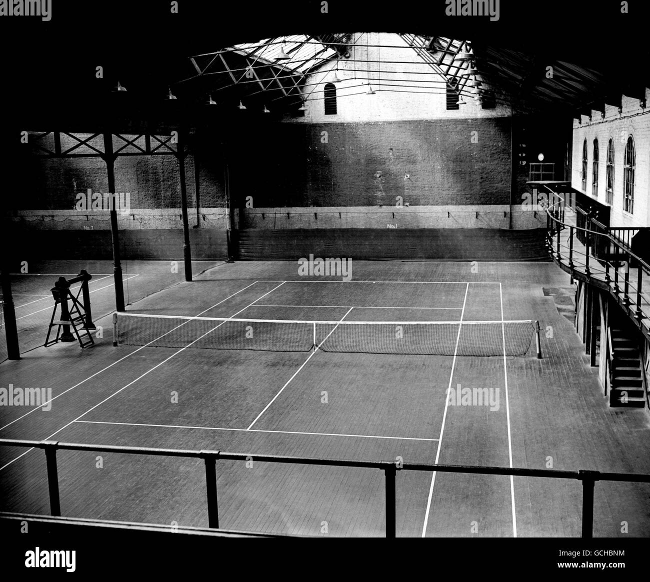 Tenis - La serie 'Queen' - Club de la Reina. Vista general de la pista de tenis cubierta Foto de stock