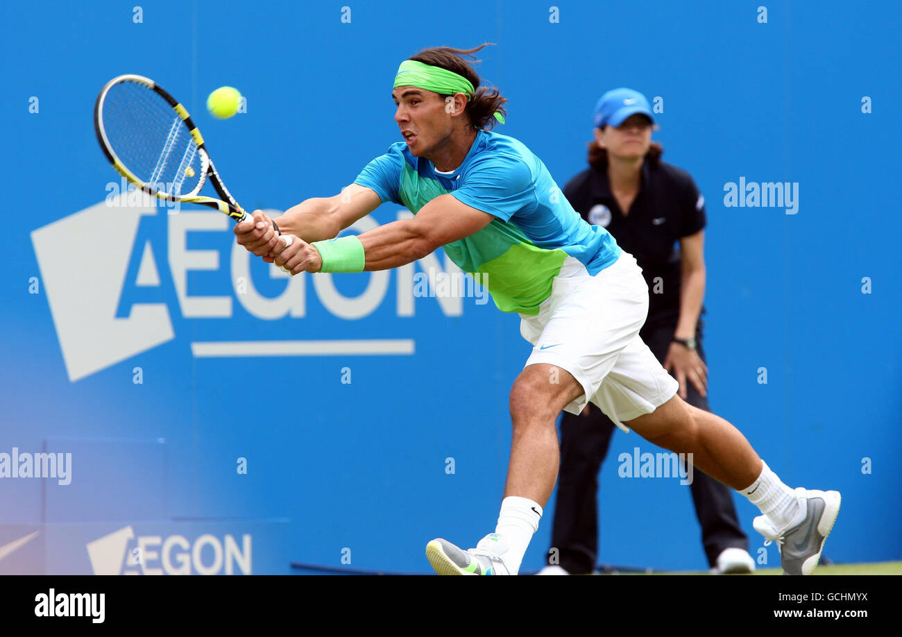 Reinas de tenis golpear tiro raqueta pelota muñequera mangak fotografías e  imágenes de alta resolución - Alamy