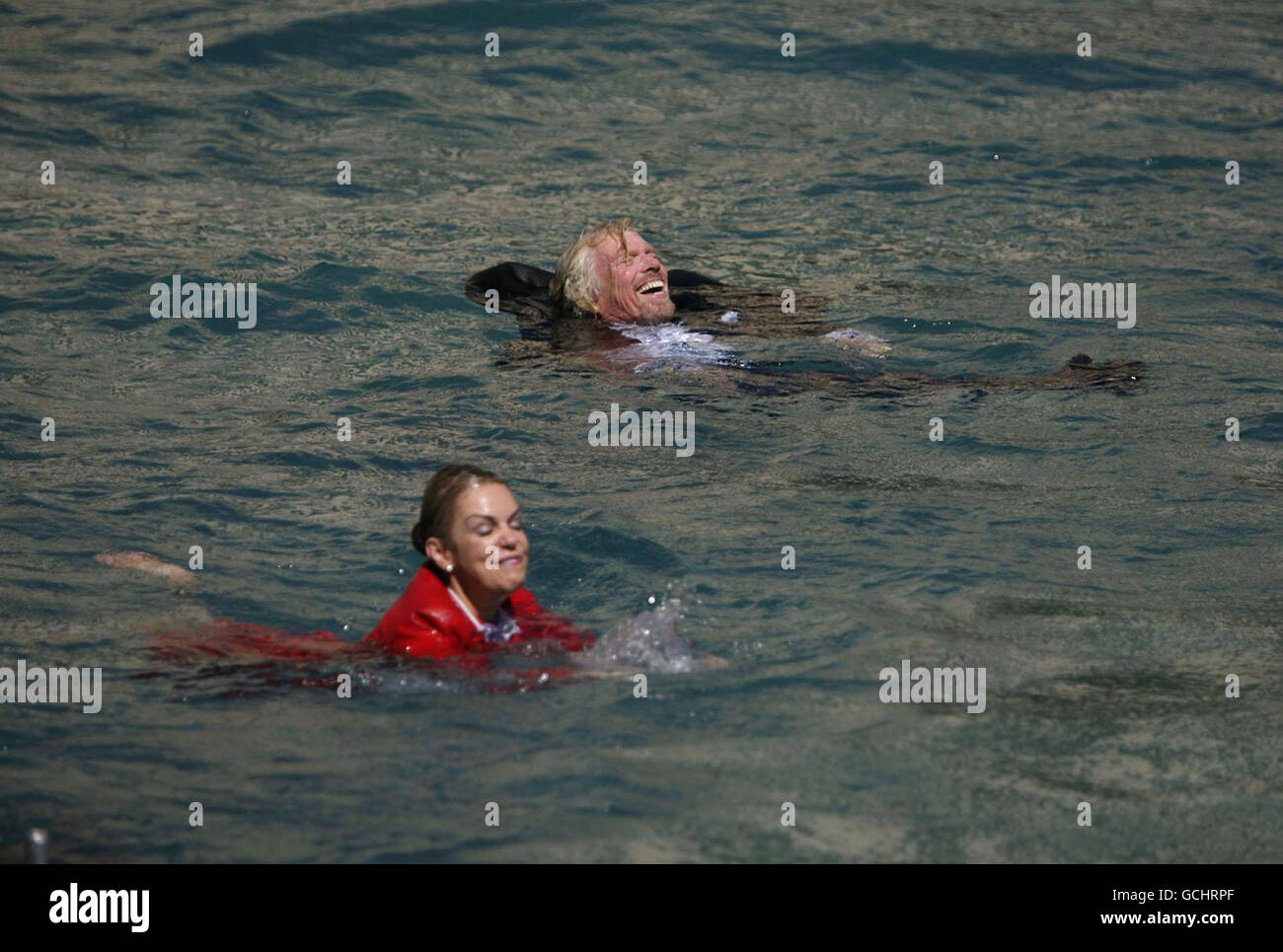 Sir Richard Branson montando un jet ski con la azafata Vicky Lewis y  cayendo después de que él condujo las fuentes mundialmente famosas en el  hotel Bellagio en las Vegas, Estados Unidos
