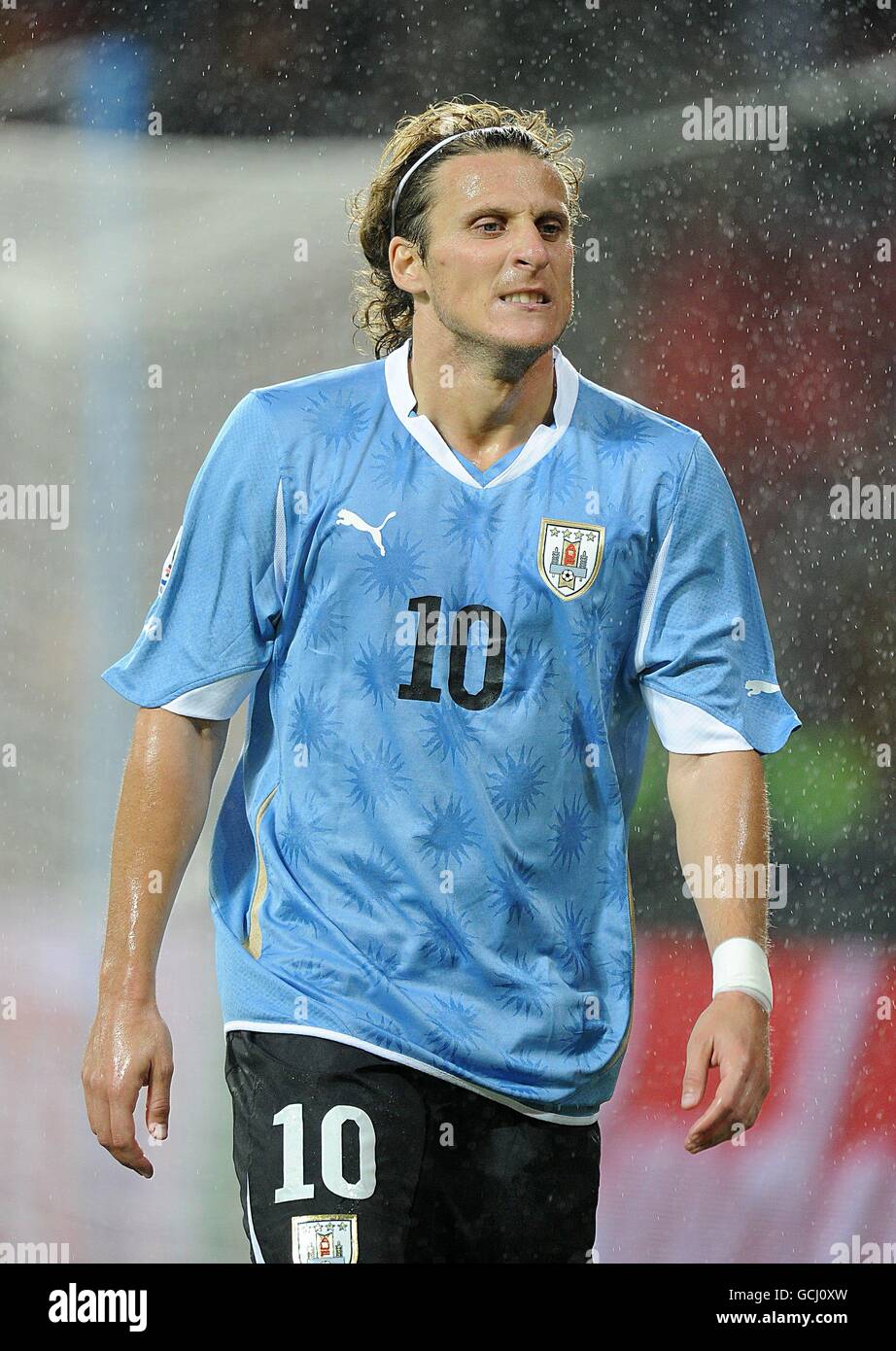 Fútbol - Copa Mundial de la FIFA Sudáfrica 2010 - Ronda de 16 - Uruguay  contra Corea del Sur - Estadio Port Elizabeth. Diego Forlan, Uruguay  Fotografía de stock - Alamy