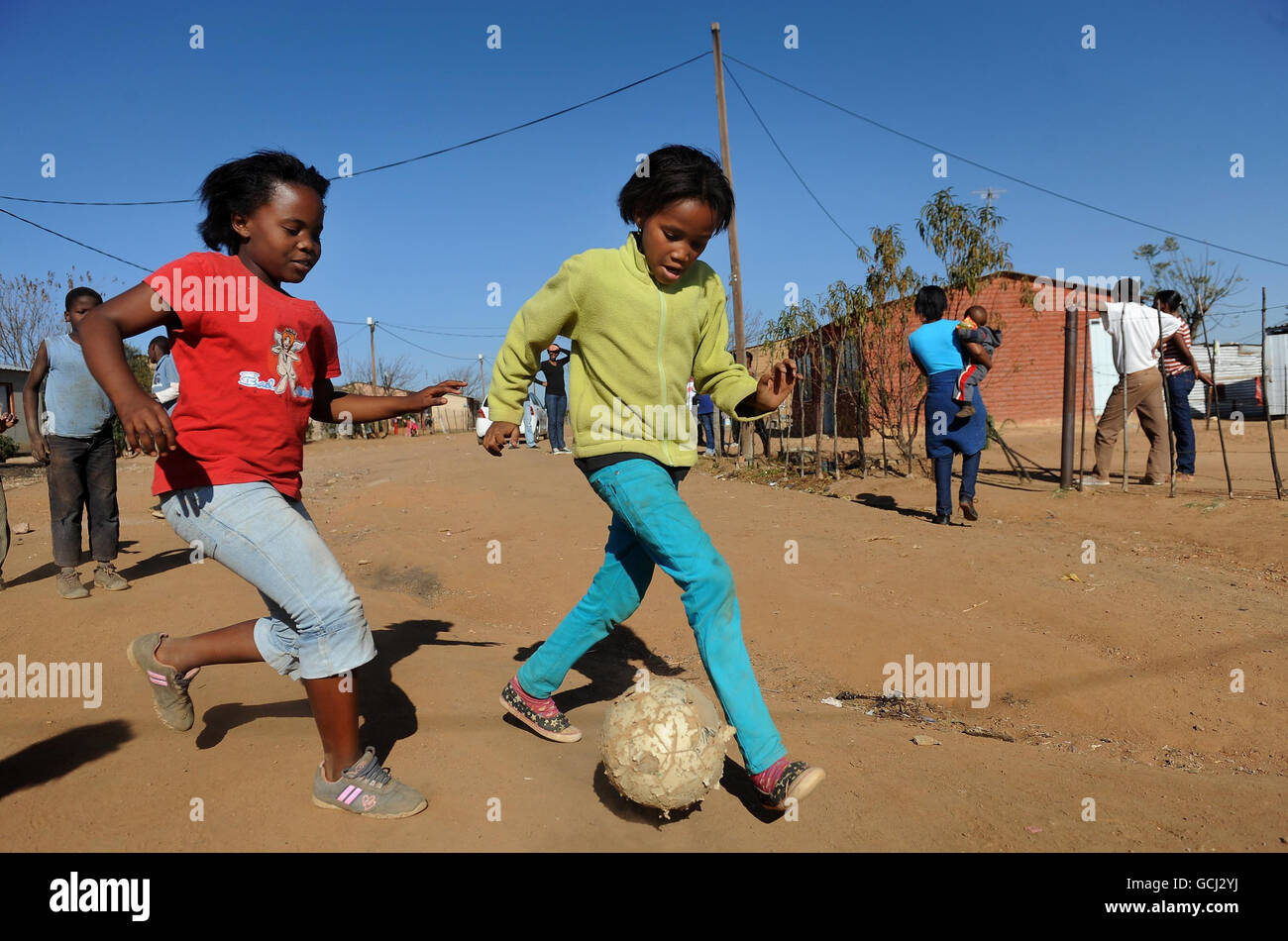 Fútbol - Copa Mundial de la FIFA Sudáfrica 2010 - Daily Life Parys. Los niños juegan al fútbol en la ciudad de Parys en el Estado Libre, Sudáfrica. Foto de stock