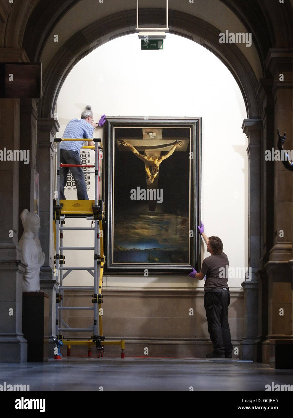 El Cristo de San Juan de la Cruz, una pintura de Salvador Dalí, se retira de la exposición en la Galería de Arte y Museo Kelvingrove de Glasgow, en preparación de su exposición en el Salvador Dalí: La exposición de obras tardías en Atlanta, Estados Unidos. Foto de stock