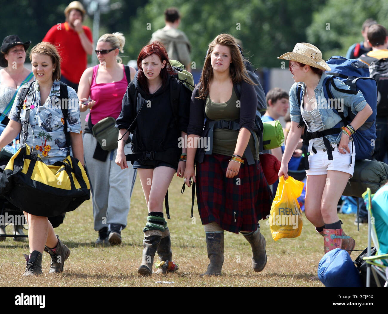 T in the Park 2010 - Escocia. Los aficionados a la música salen del camping tras el festival de música T in the Park en Balado, Kinross-shire, Escocia. Foto de stock