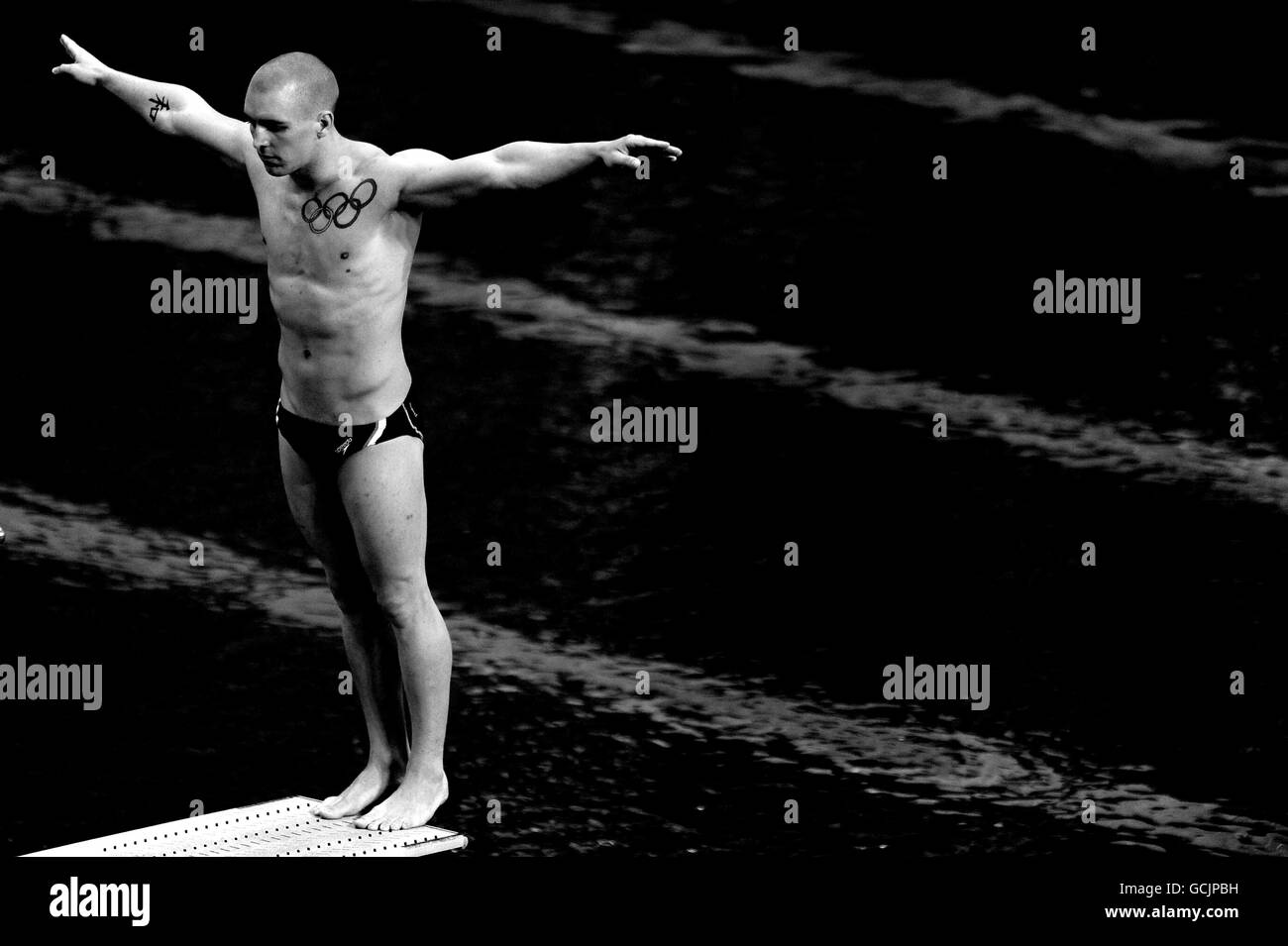 **IMAGEN EN COLOR CONVERTIDA A BLANCO Y NEGRO** Nick Robinson-Baker, de la Ciudad de Sheffield, se prepara para bucear en la ronda preliminar de 1 m para hombres durante el Campeonato Británico de Buceo en Ponds Forge, Sheffield. Foto de stock