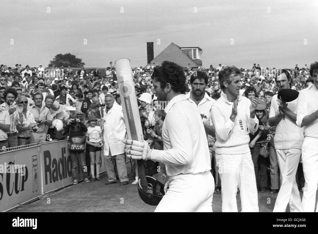 La frontera de Allan de Australia es aplaudida fuera del campo después de su valiente 123 no fuera en última instancia no fue suficiente para prevenir una victoria de Inglaterra. (l-r) Allan Border, Graham Gooch, Capitán Mike Brearley y Chris Tavare Foto de stock