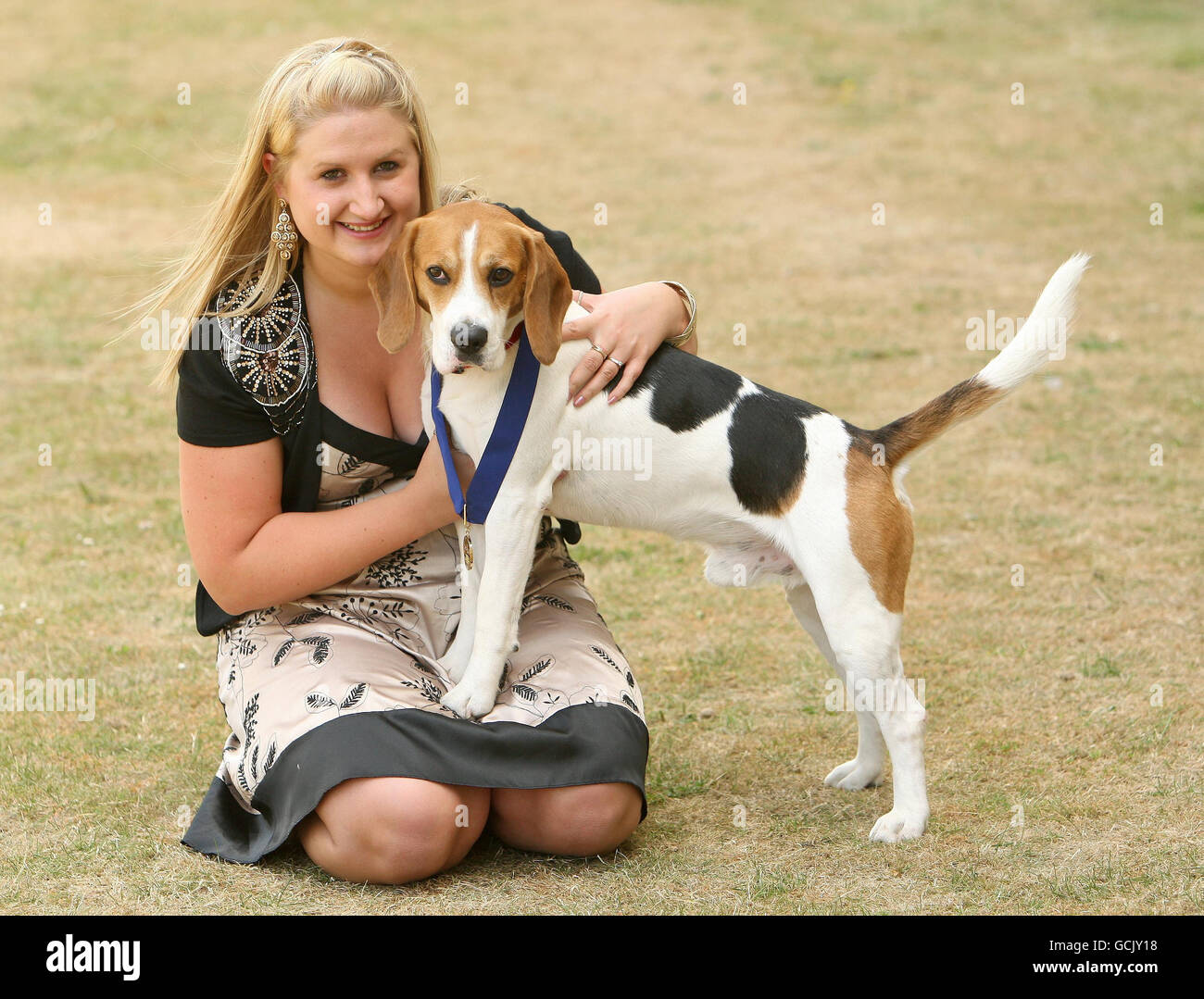 Jenny Barwise, de Cumbria, con su perro Frodo, después de recibir la Medalla de Oro de la PDSA en un evento celebrado en la Torre de Londres. Foto de stock