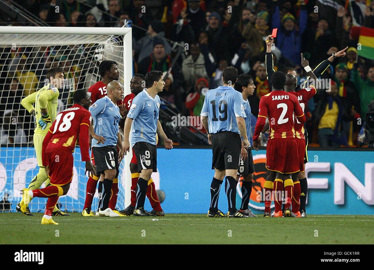 Uruguay luis suarez no 9 recibe una tarjeta roja fotografías e imágenes de  alta resolución - Alamy