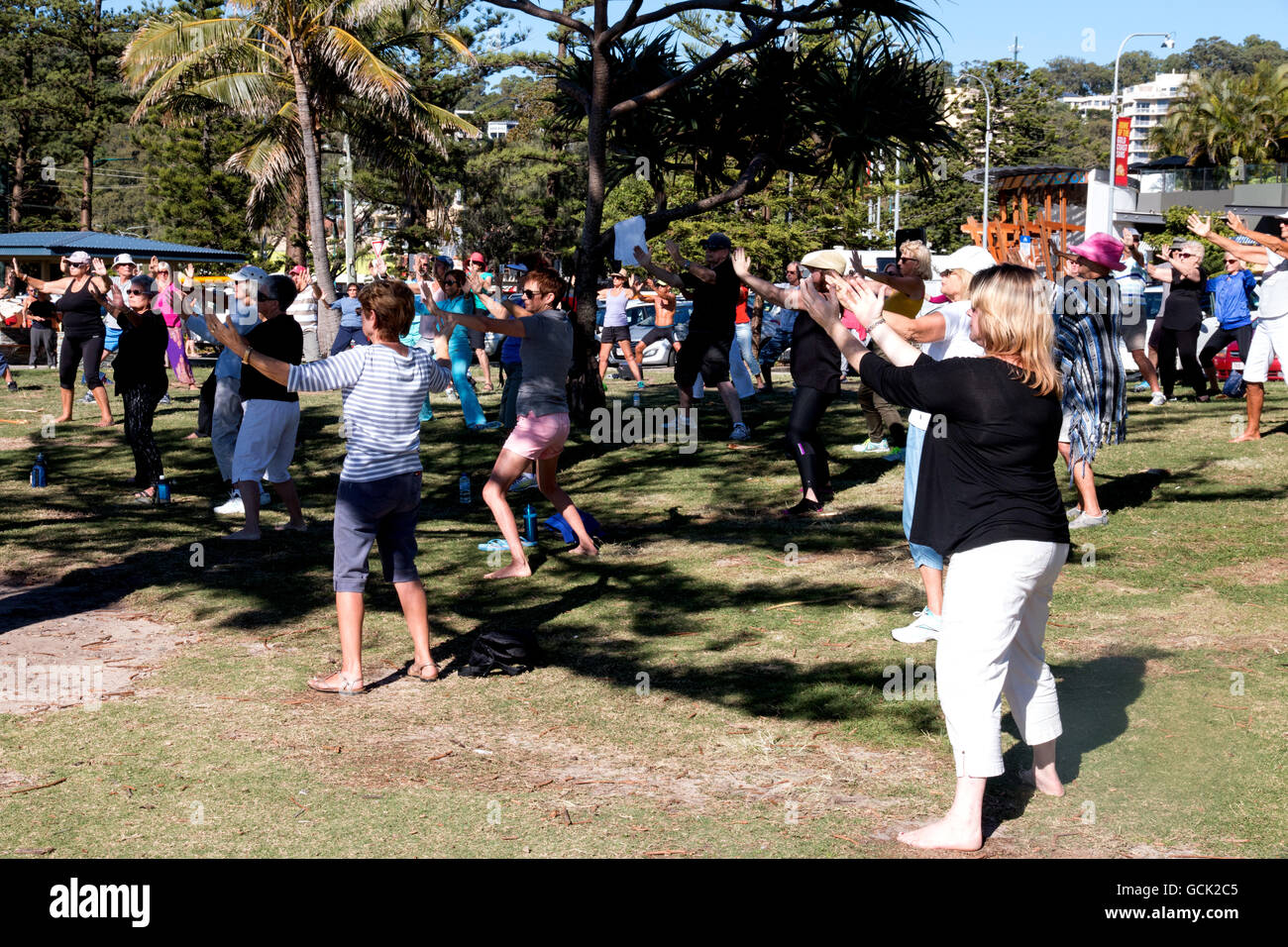 La gente que practica tai chi en la zona del embalse de Burleigh Heads en Australia Foto de stock