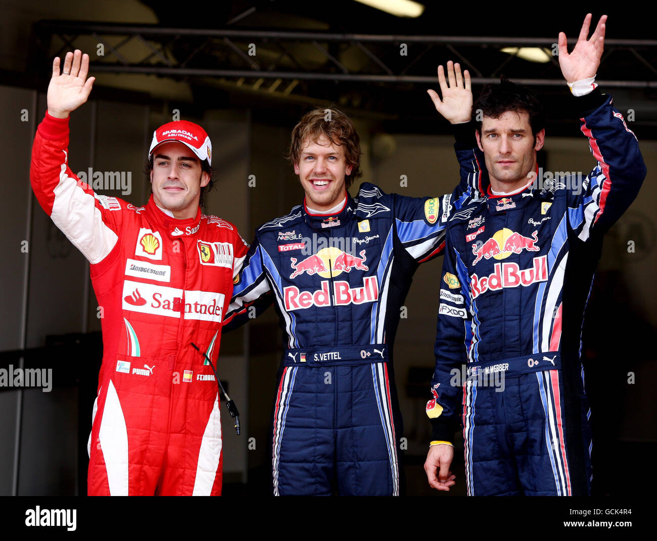 Sebastian Vettel (centro), de Red Bull Racing, celebra su posición de polo  con Mark Webber (derecha), segundo compañero de equipo, y Fernando Alonso,  tercero de Ferarri, el día de clasificación por delante