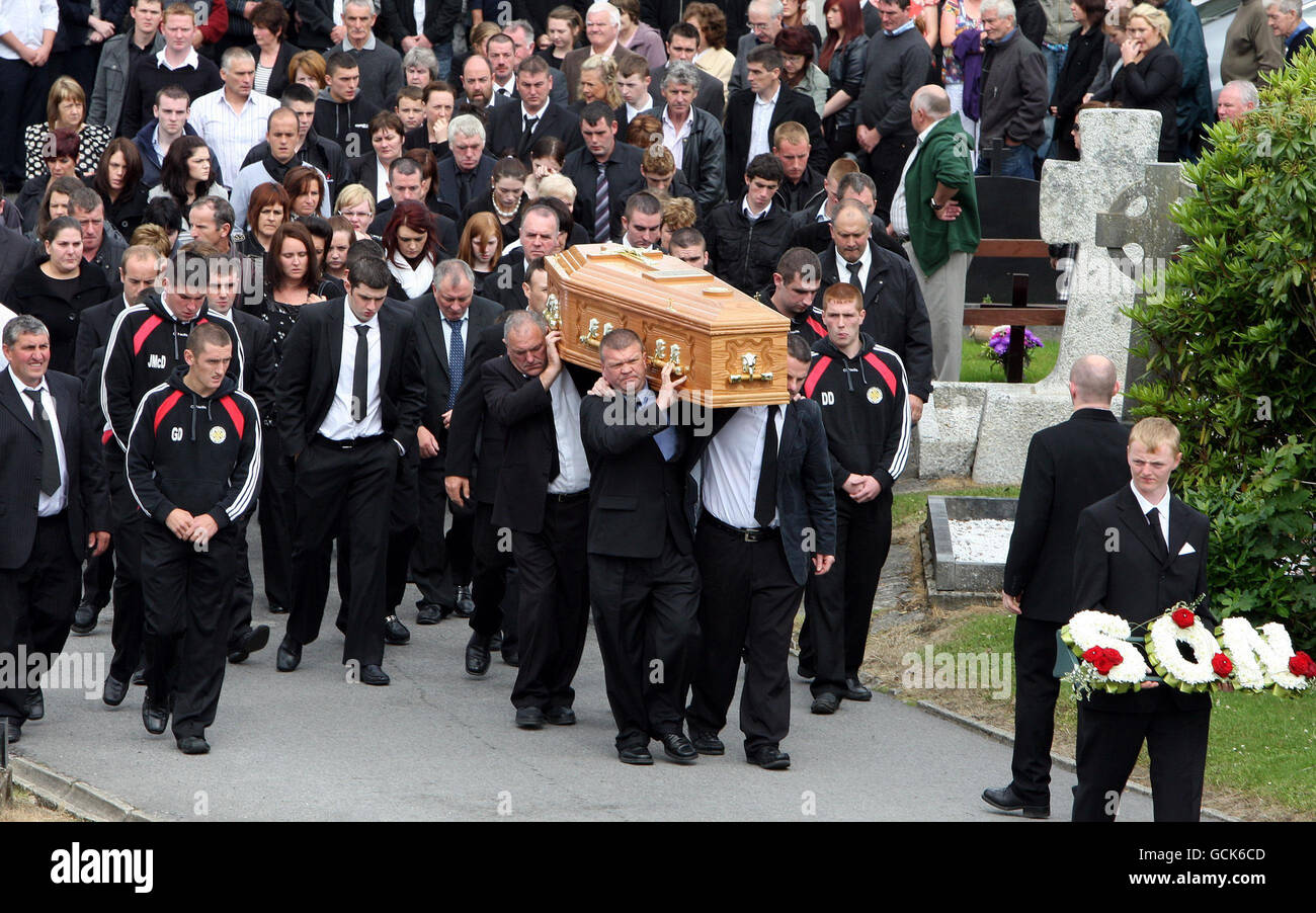 El ataúd de Eamonn McDaid es llevado desde la Iglesia de Santa María en  Cockhill, Co Donegal, después de un funeral. Él es uno de los ocho muertos  cuando un coche en
