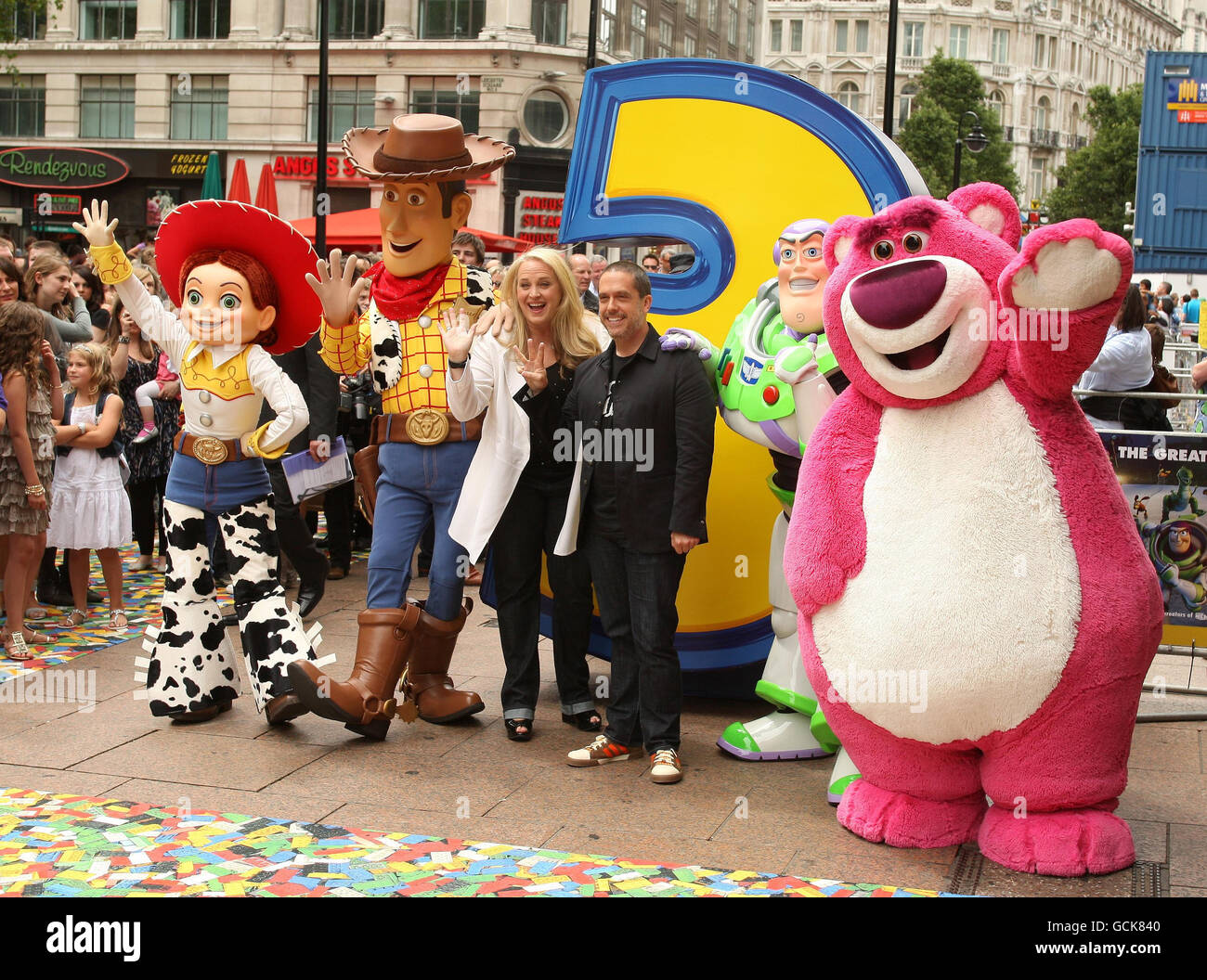 El productor Karia K Anderson (3rd a la izquierda) y el director Lee Unkrich (4th a la izquierda) con personajes de Toy Story en el estreno británico de Toy Story 3 en Leicester Square, en el centro de Londres. Foto de stock