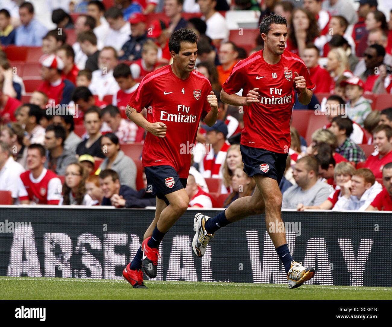Francesc Fabregas (izquierda) y Robin Van Persie del Arsenal durante un Sesión de entrenamiento en el Estadio de los Emiratos Foto de stock