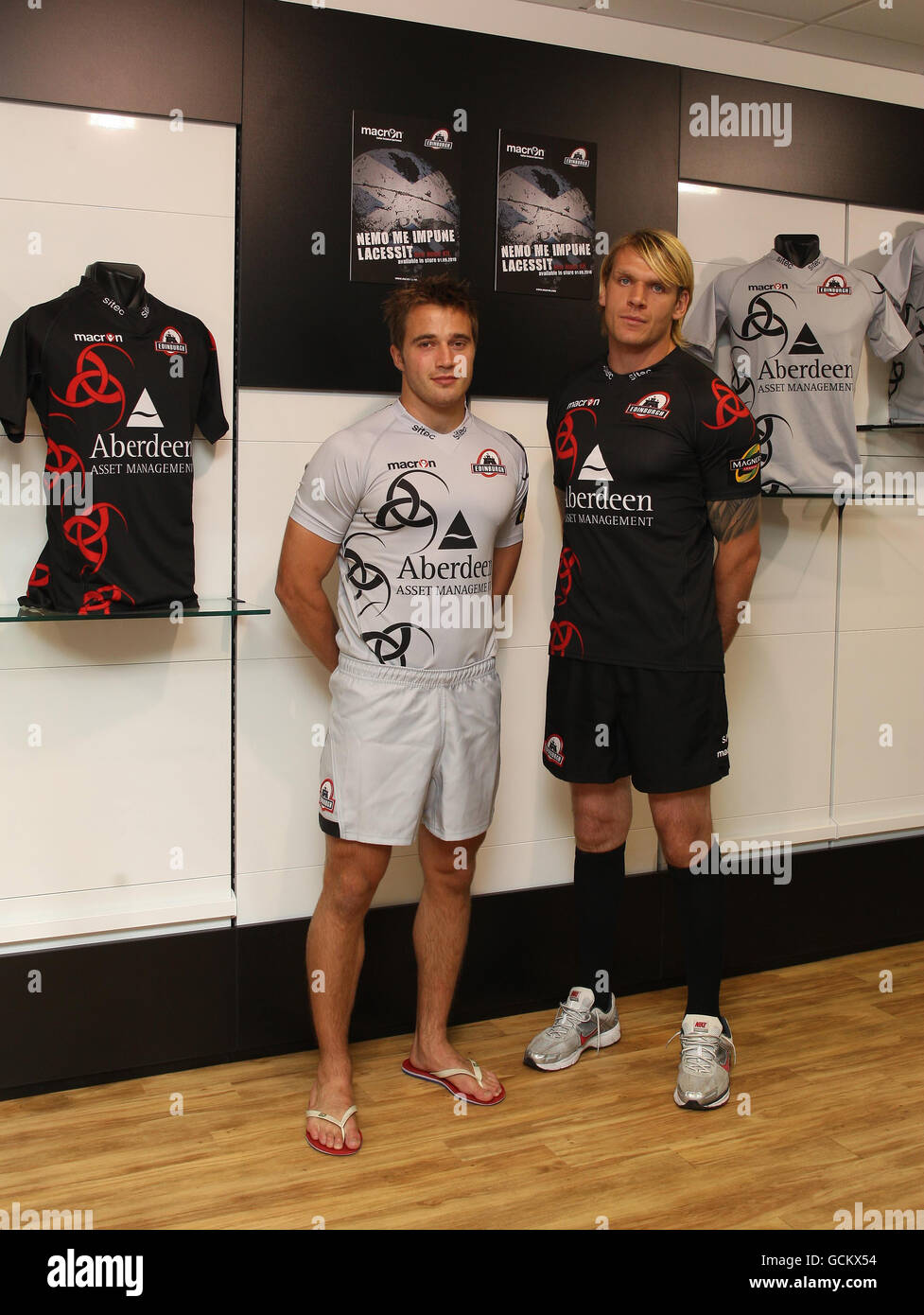 Alex Grove de Edimburgo lleva el kit de la segunda equipación y Scott MacLeod lleva el home strip en la tienda Scottish Rugby Superstore de Murrayfield, Edimburgo. Foto de stock