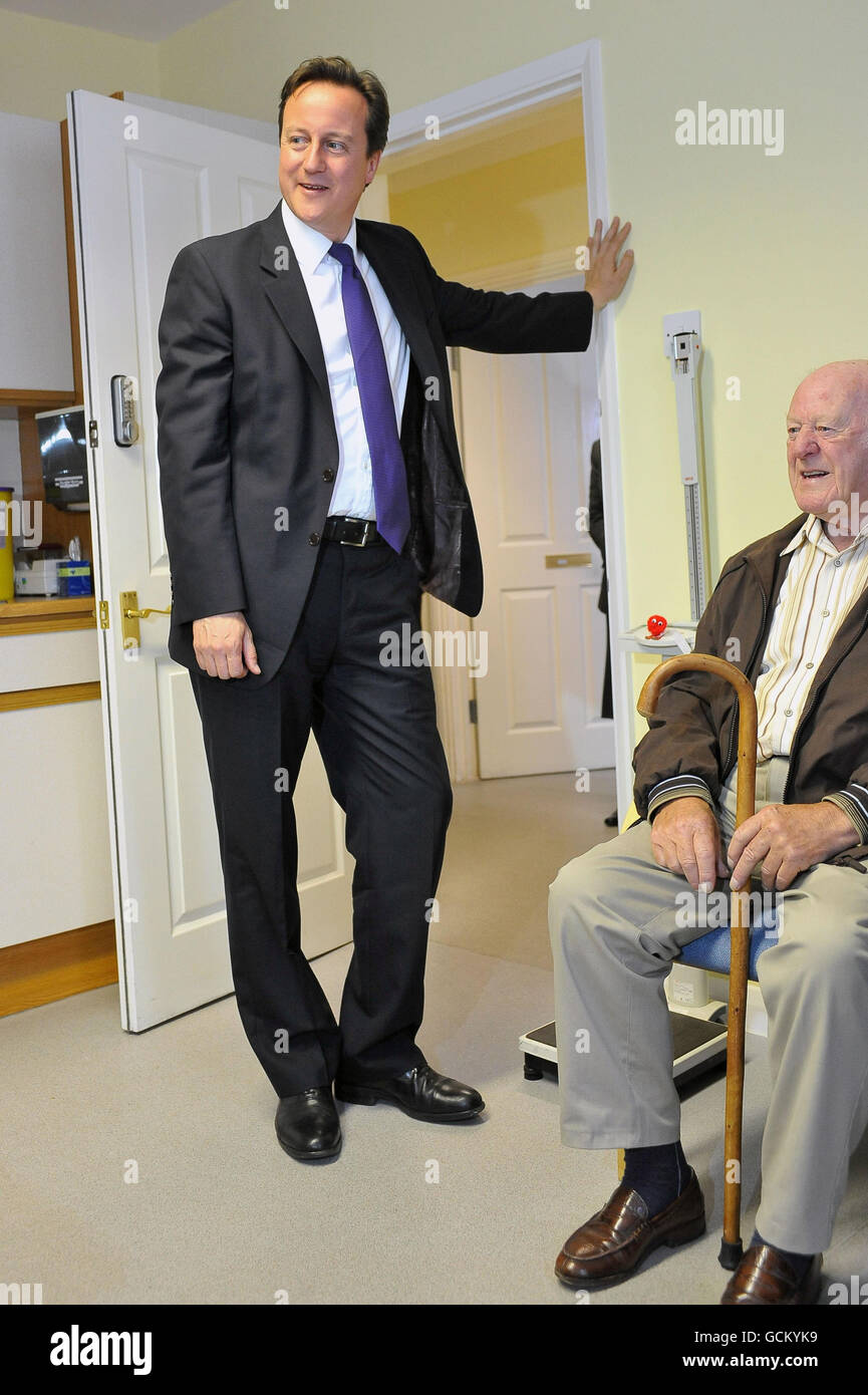 El primer ministro David Cameron visita una sala de tratamiento durante una gira de la Cirugía de Pemberley GP, en Bedford para discutir el nuevo Libro Blanco de Salud. Foto de stock