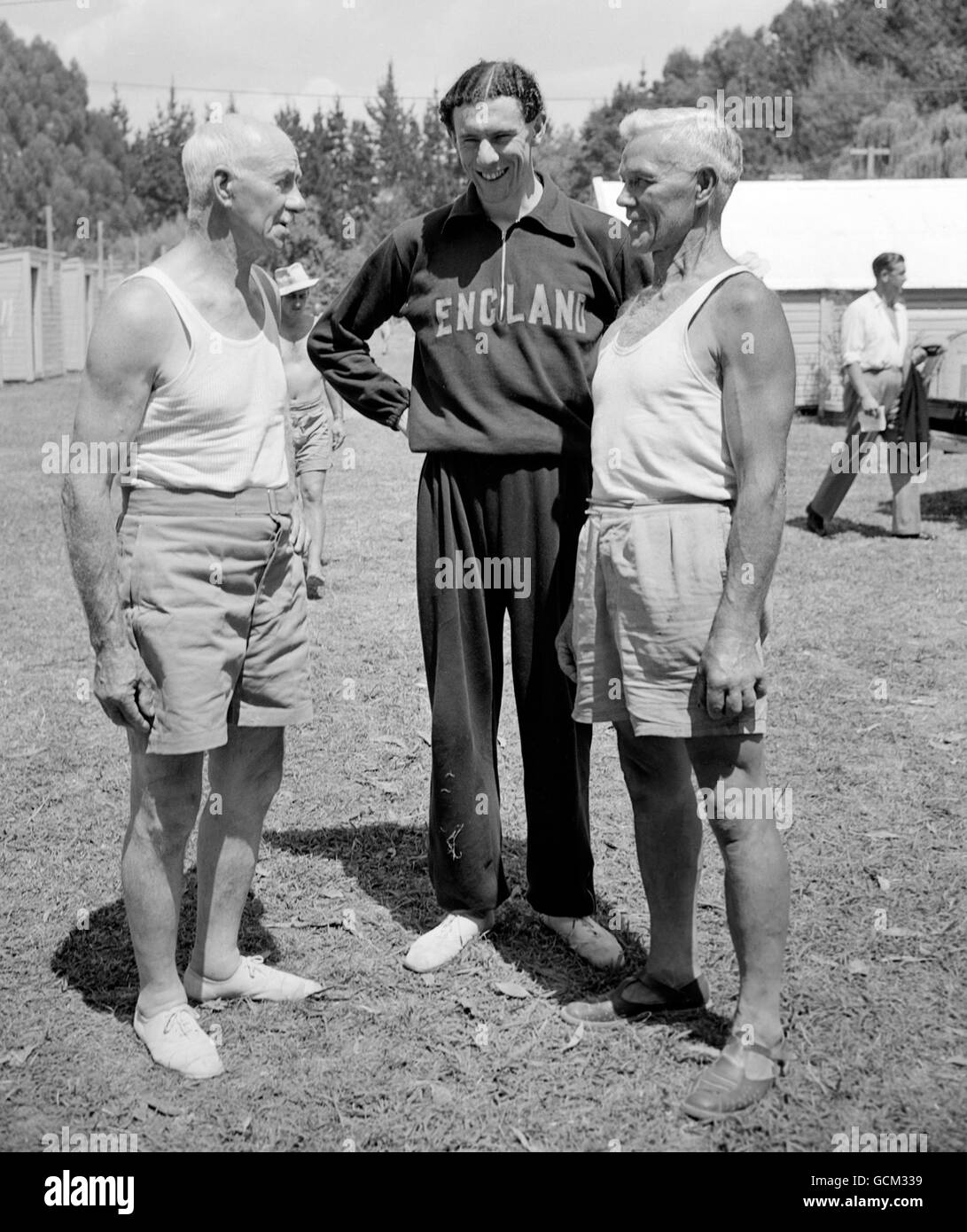 Anthony Rowe, en el centro, recoge consejos de remo de los veteranos de Nueva Zelanda Bill Webb y Darcy Hadfield. Rowe tomó la medalla de plata detrás de la madera australiana de Mervyn. Foto de stock