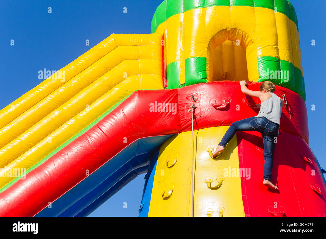 Chimenea pesado teatro Parque infantil castillo inflable los niños subir la parte superior de la  diapositiva de entretenimiento de vacaciones Fotografía de stock - Alamy