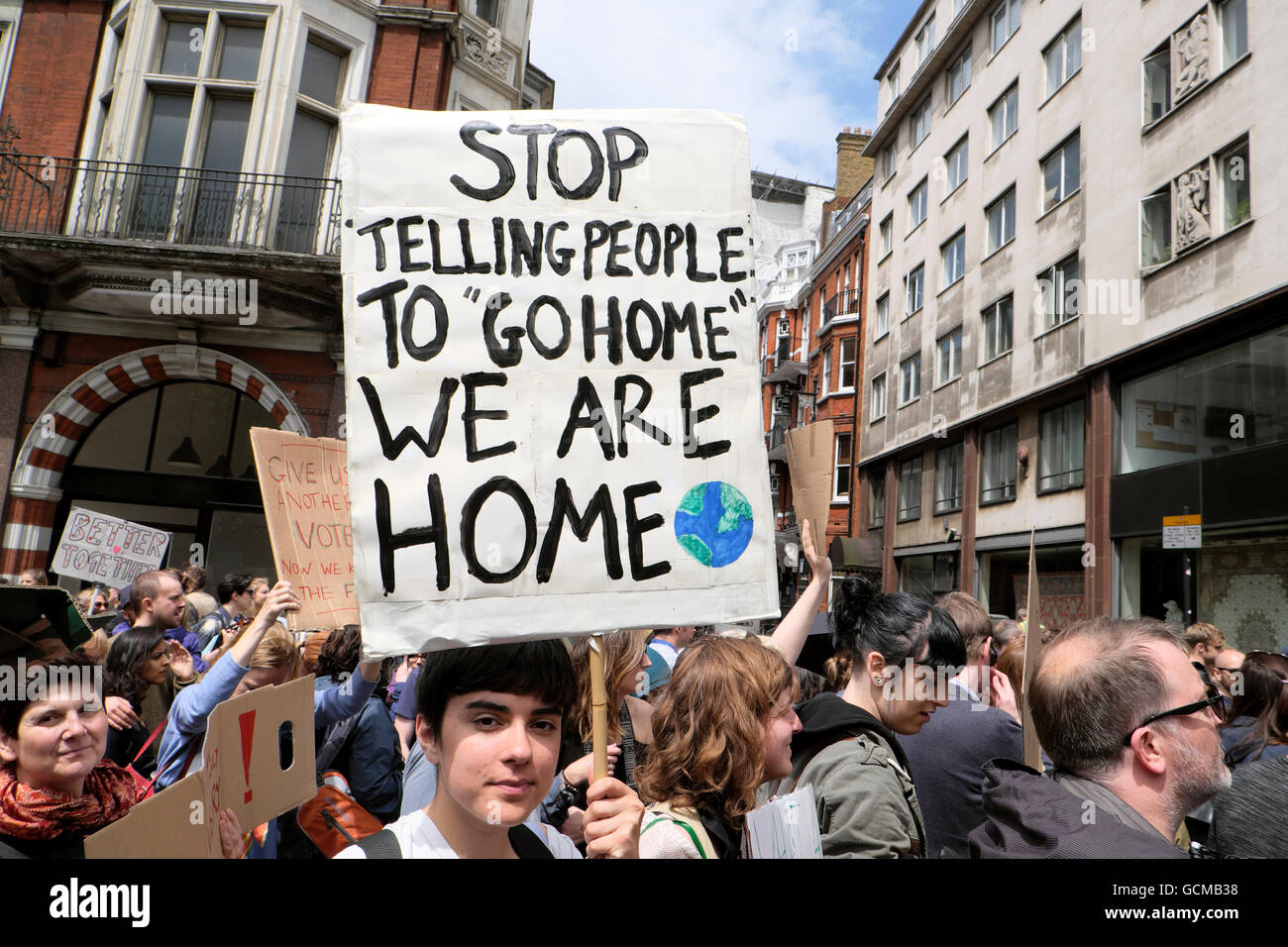 Detener diciendo a la gente que 'ir a casa' cartel "estamos en casa' en el 'Marco de póster para Europa" el 2 de julio de 2016 en Londres Inglaterra KATHY DEWITT Foto de stock
