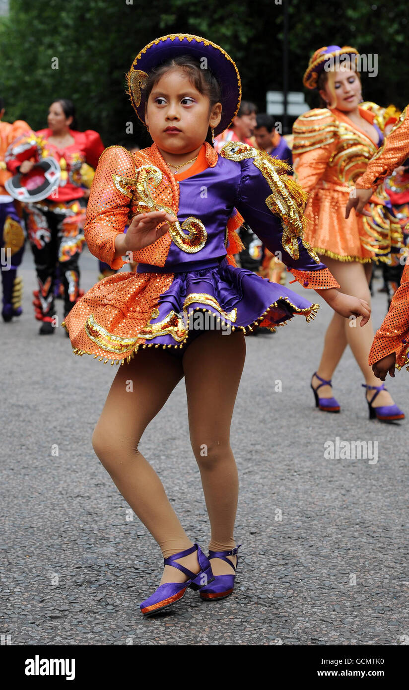 Un joven bailarín en Walworth Road, Londres, participando en el Carnaval del Pueblo anual que celebra la cultura latinoamericana. Foto de stock