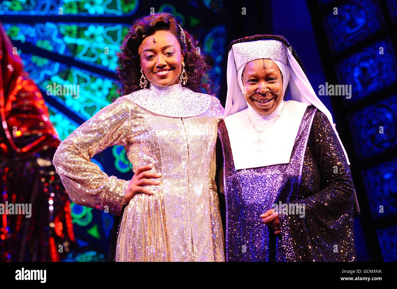 Patina Miller, como Deloris y Whoopi Goldberg, que asume el papel de Madre  Superior en Sister Act the Musical, en el London Palladium Fotografía de  stock - Alamy