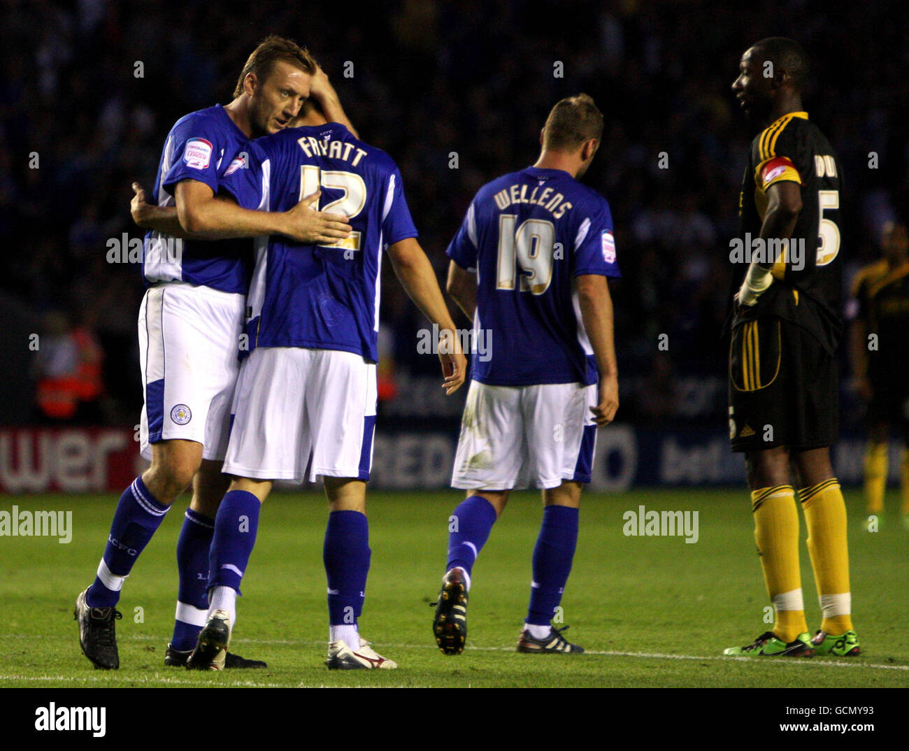 Matty Fryatt (centro) de Leicester City celebra el tercer gol de su equipo Steve Howard (izquierda) durante la primera ronda de la Copa Carling en el Walkers Stadium, Leicester. Foto de stock