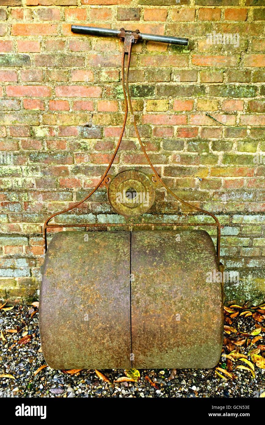 METAL viejo rodillo para jardín césped Foto de stock