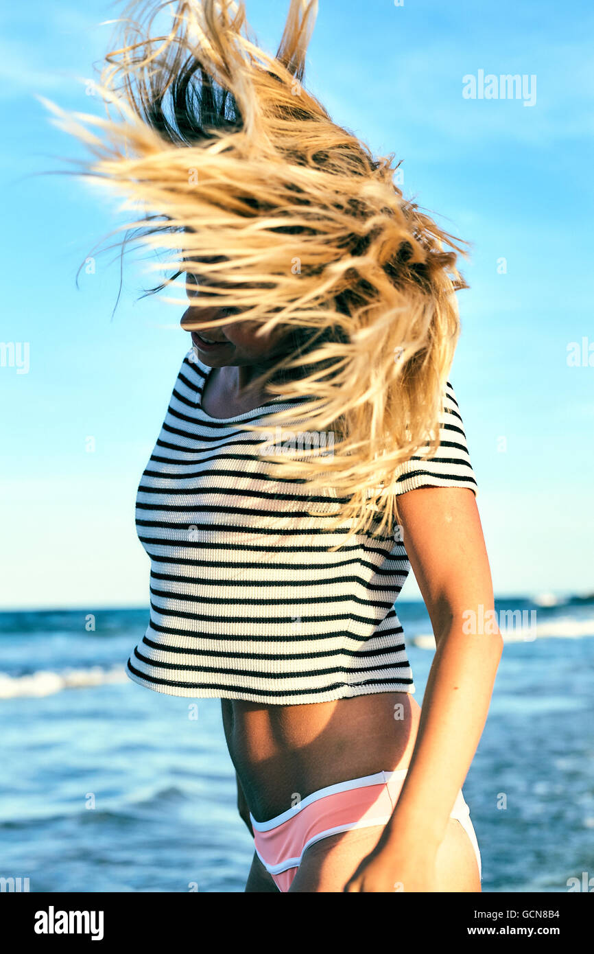 Chica de bikini playa fotografías e imágenes de alta resolución Alamy