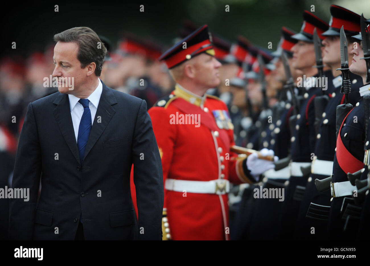 El primer ministro David Cameron inspecciona a los cadetes oficiales durante la ceremonia de su fallecimiento en la Real Academia Militar de Sandhurst, Surrey hoy. Foto de stock