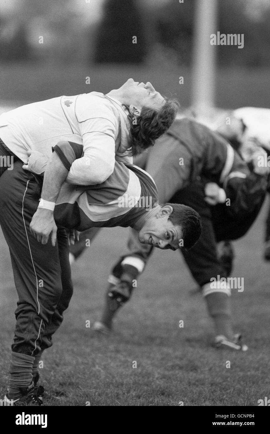 Rugby Union - Harlequins - Training - Twickenham Stoop. El flanqueador de  Harlequins Mickey Skinner tiene la espalda estirada por su compañero David  Egerton (abajo) durante el entrenamiento Fotografía de stock - Alamy