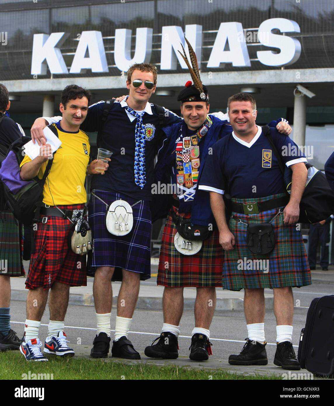 Los aficionados al fútbol de Escocia esperan un taxi fuera del aeropuerto de Kaunas antes del partido de clasificación del Campeonato Europeo de la UEFA en el estadio Darius Girenas, Kaunas. Foto de stock