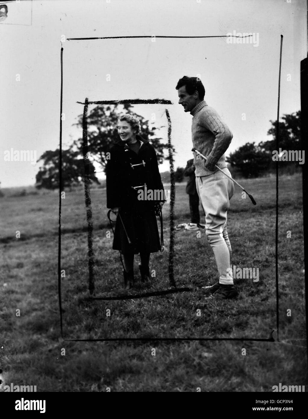 El capitán del grupo Peter Townsend conversa con la señorita Norah Wilmot, que le había prestado un caballo, después de ir a montar a caballo en Binfield, Berkshire el 15 de octubre de 1955, cerca de la casa donde se alojan tanto él como la princesa Margaret. Foto de stock